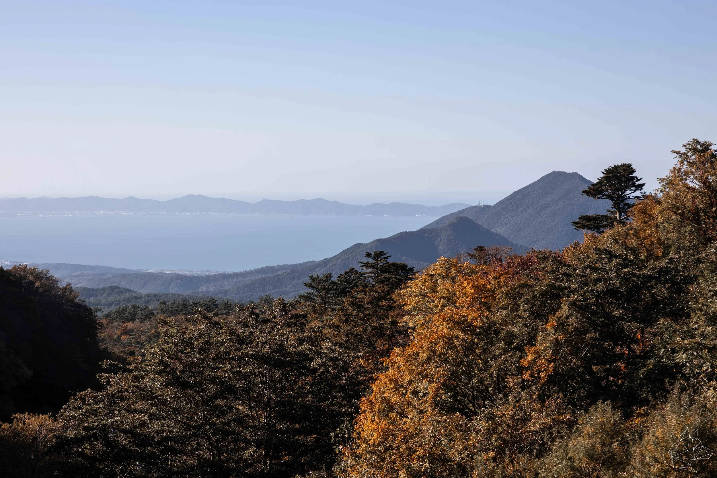 大山｜紅葉に囲まれた山々と遠景を望む秋の風景