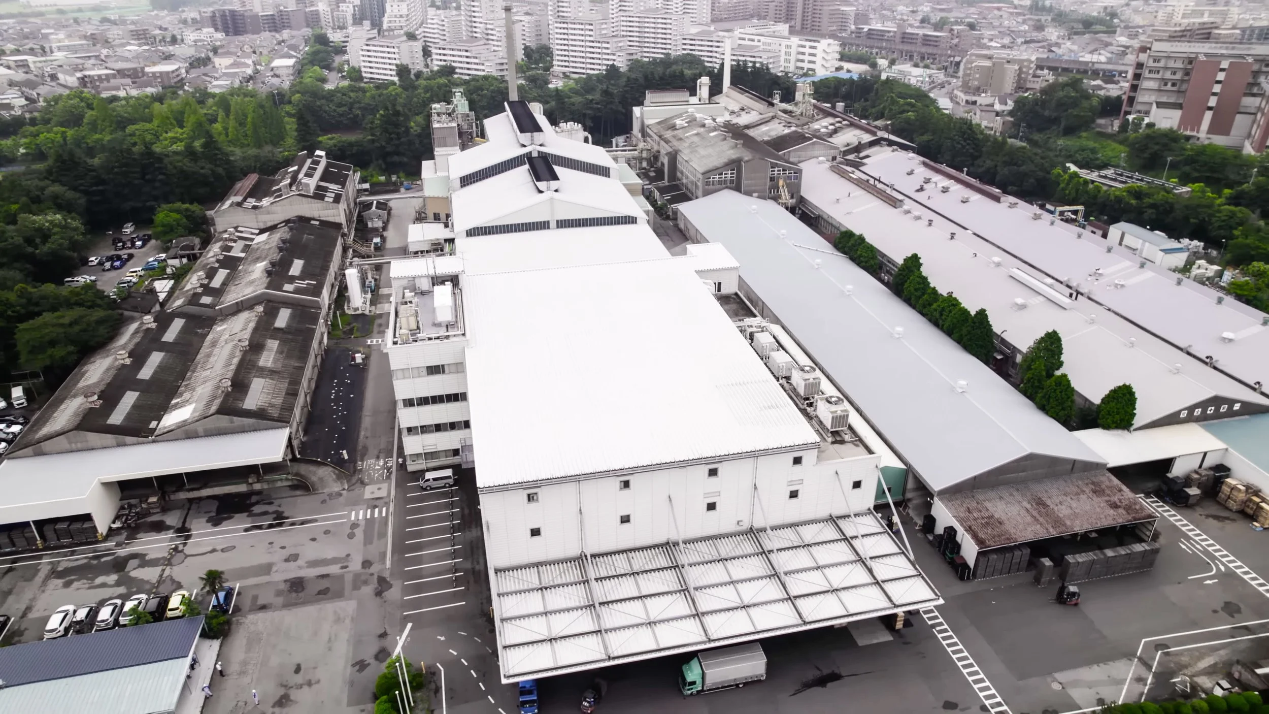 ドローンで撮影した東洋佐々木ガラスの工場全景