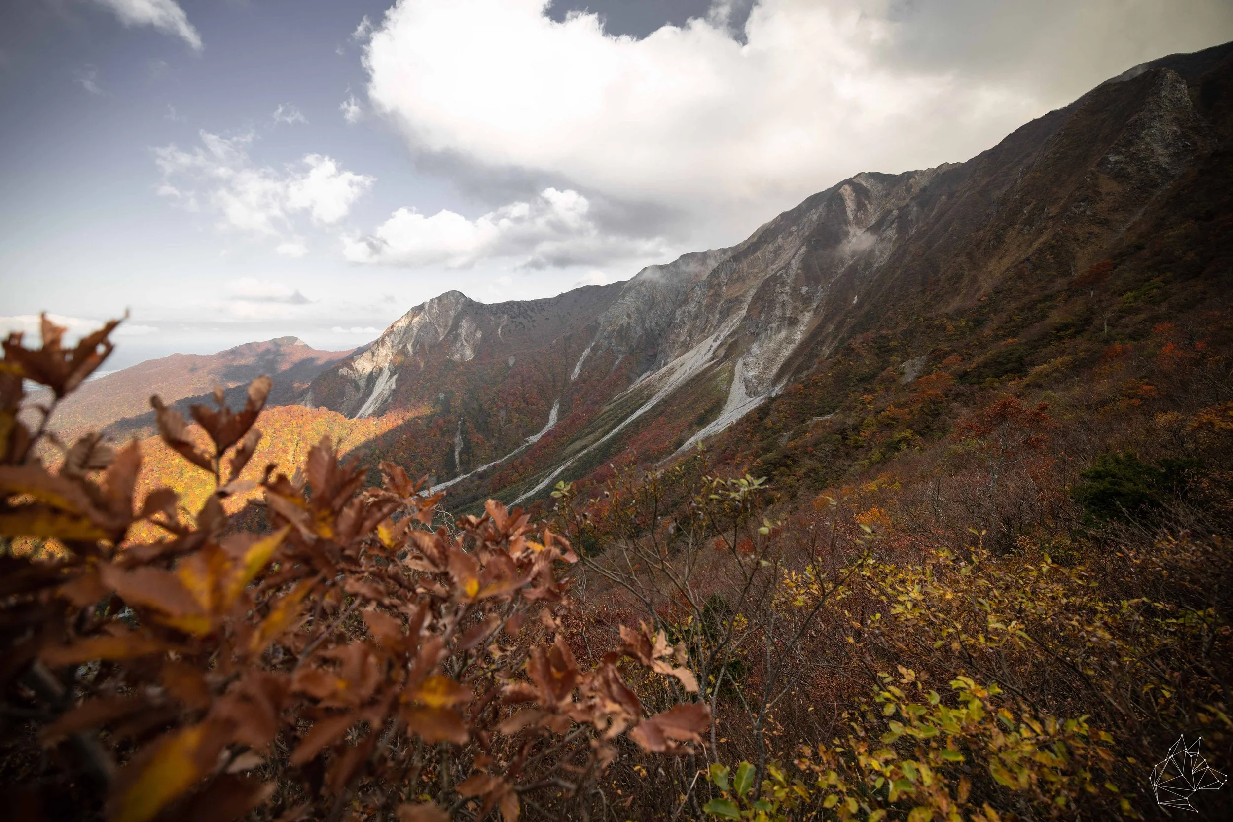 大山｜秋の紅葉に彩られた山岳風景