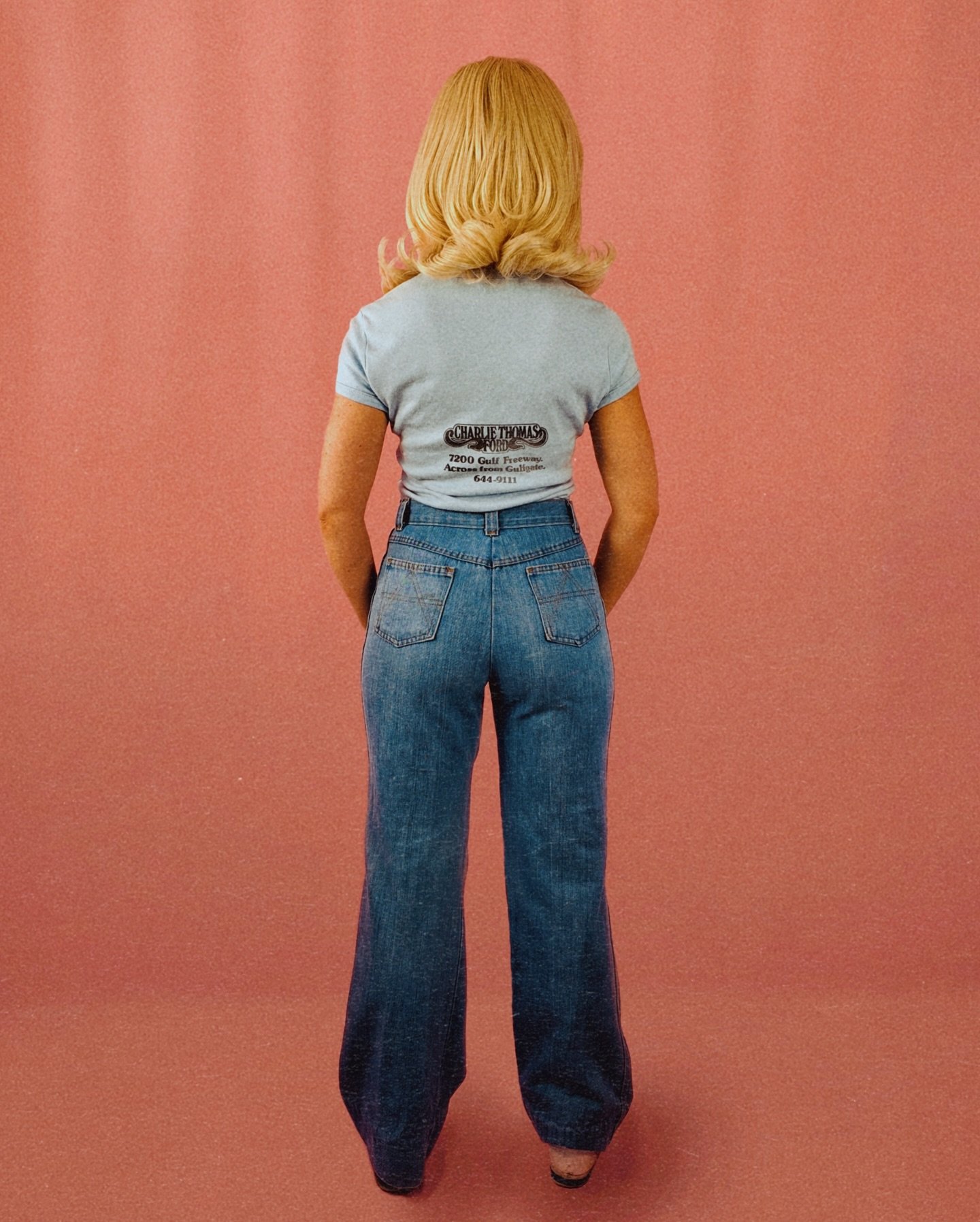 YES! Tickets are on SALE! To come see me open for @thesurfrajettes again on the second leg of the road dog tour!! Go hit the link in my bio and don&rsquo;t forget to subscribe to my email notifications so you never miss a show from me! 

Also mom and