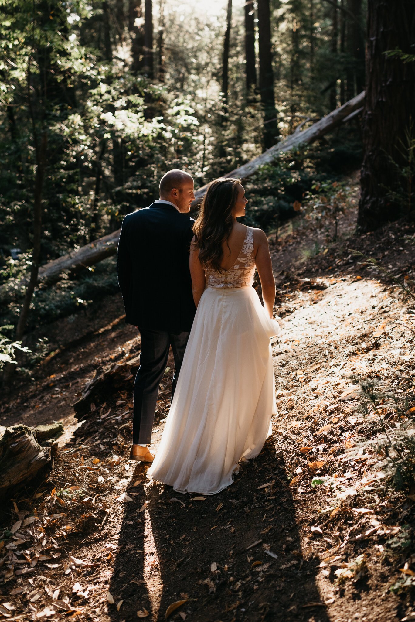 Venta Big Sur California newly married couple walking in forest hand in hand