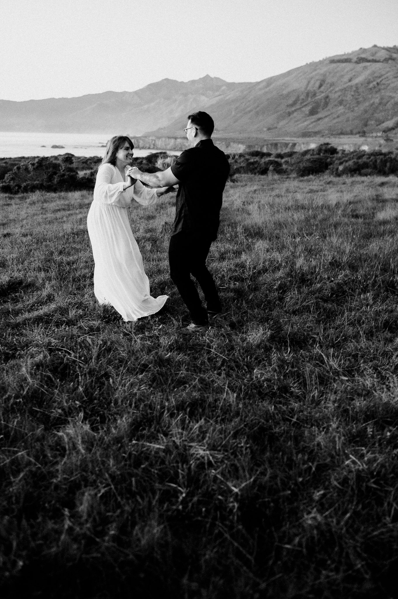 Couple-dancing-in-Meadow-Big-Sur-adventure-photography