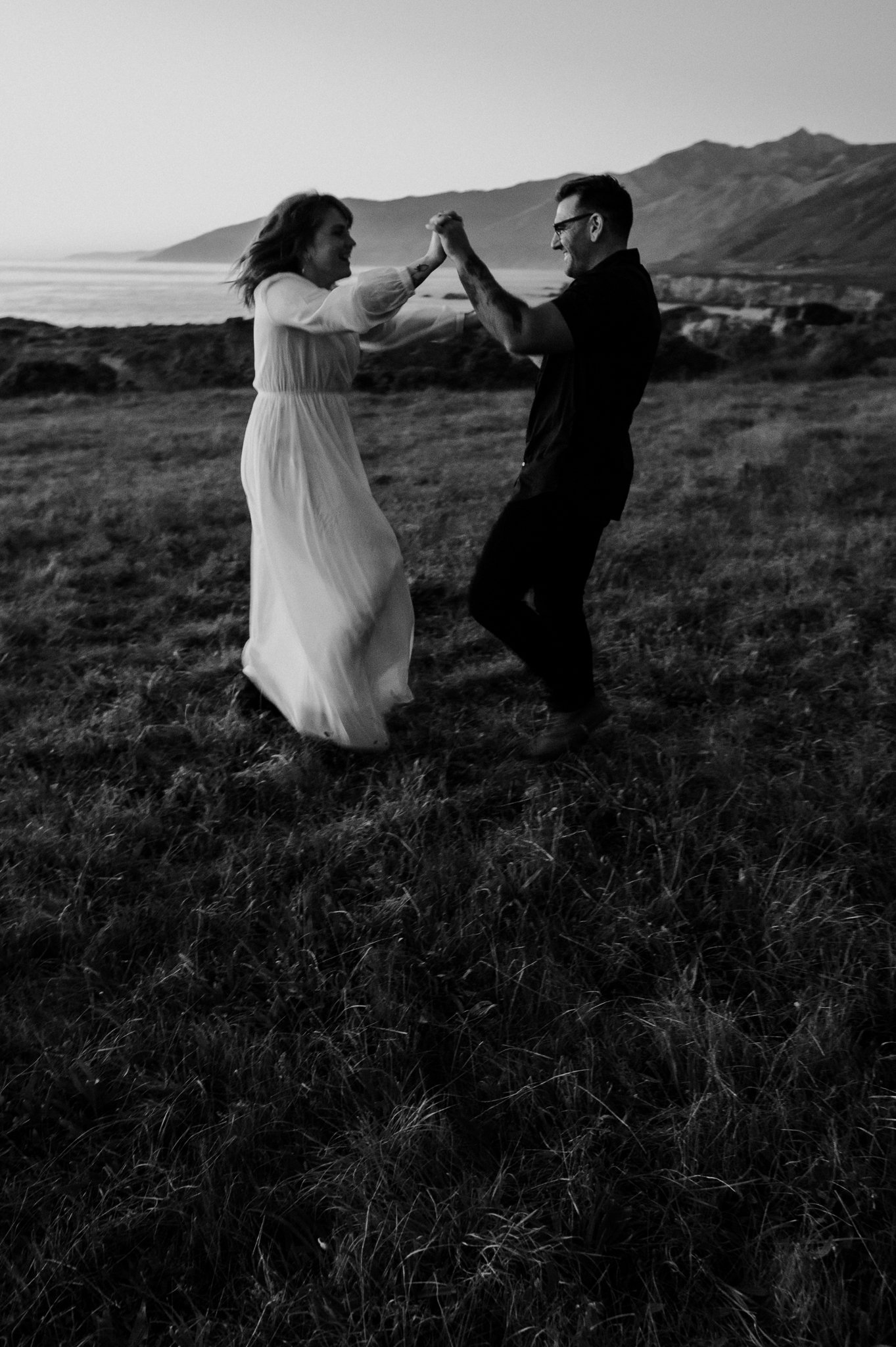 Couple-dancing-in-Meadow-Big-Sur-adventure-photography