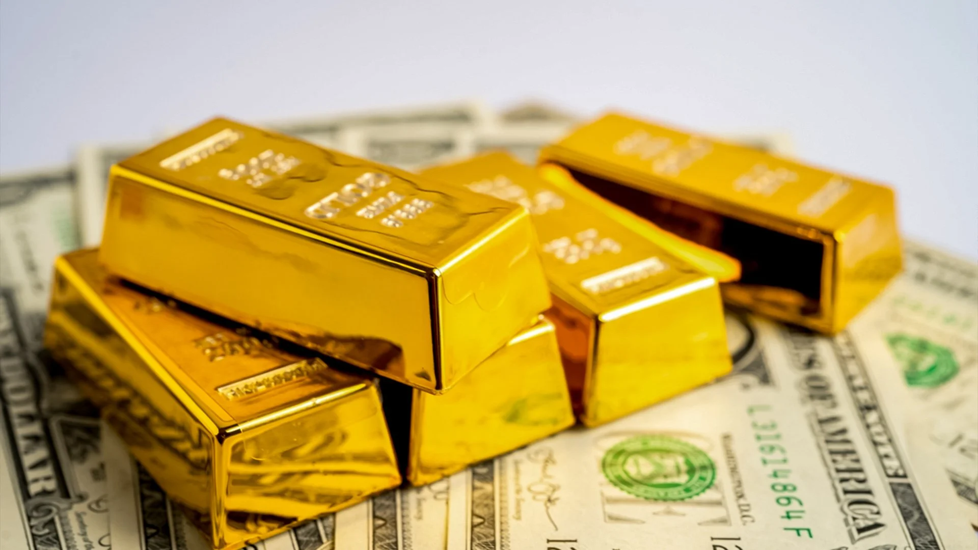 Understanding Safe Haven Currencies: How USD, JPY, CHF, and Gold Protect Traders in Volatile Markets