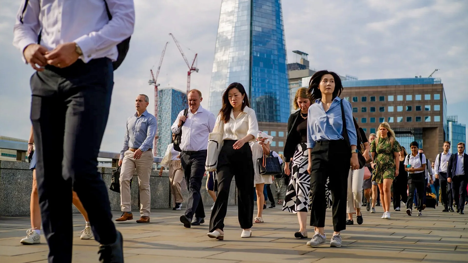 The UK Job Market’s Warning Flare: Rising Unemployment and Falling Payrolls Confront Stubborn Pay Growth