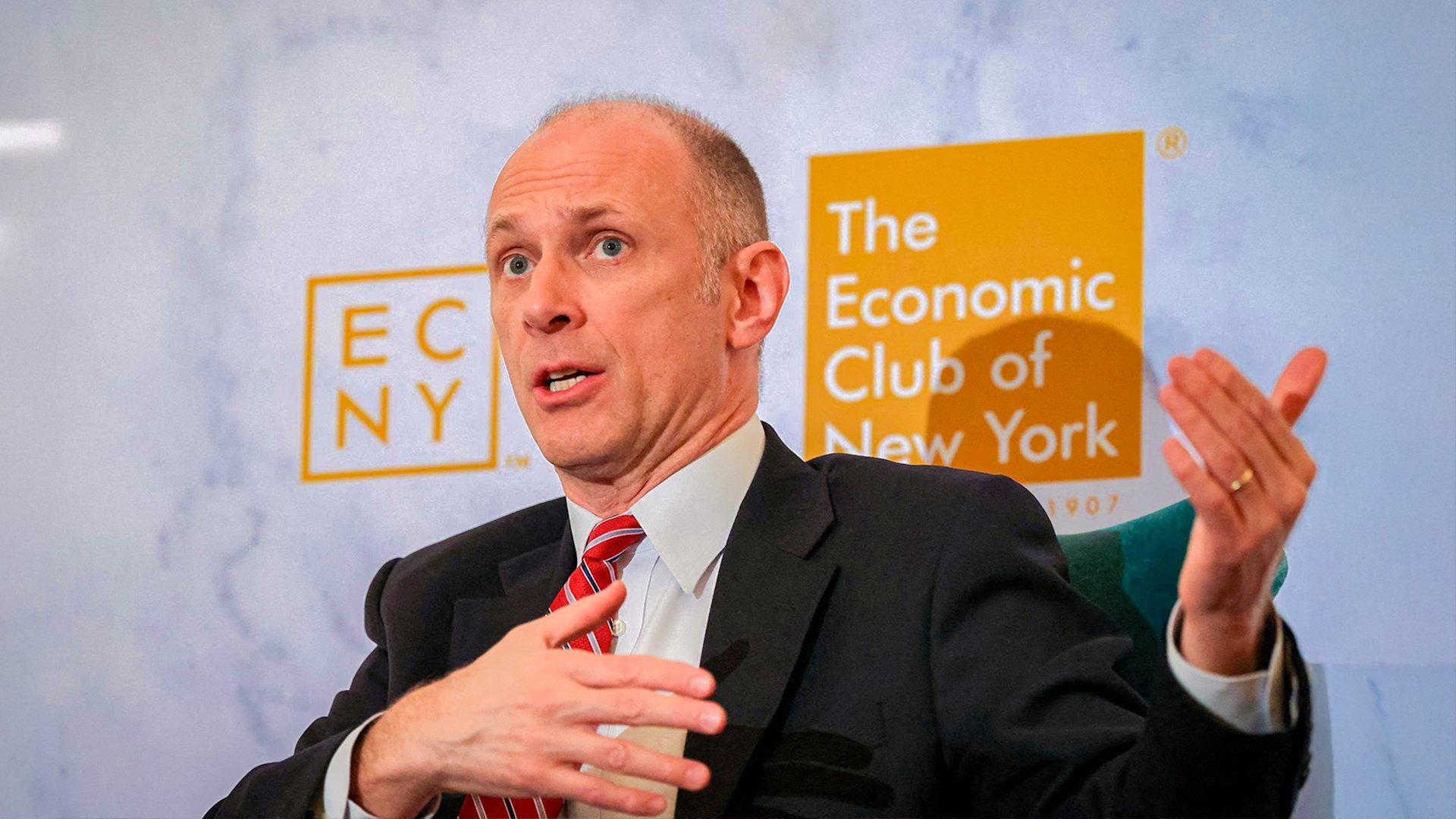 Fed’s Goolsbee: "Peak Tariff" Hope vs. The Services Inflation Struggle