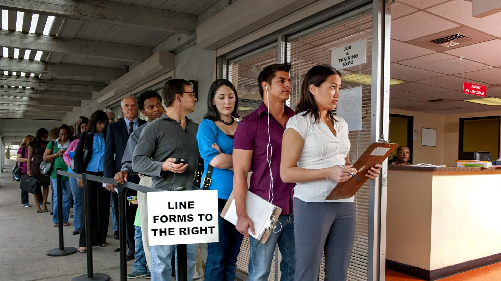 US Jobless Claims Fall Slightly—But Is the Labor Market Quietly Weakening?