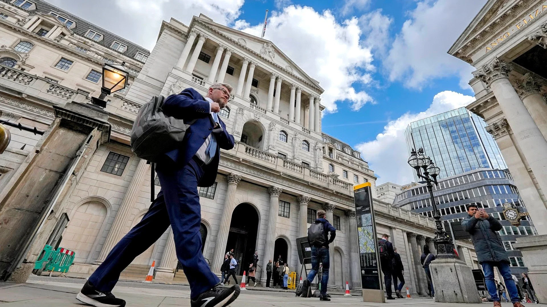 UK Unemployment Hits 5-Year High of 5.2%: The "Cooling Signal" the Bank of England Needed
