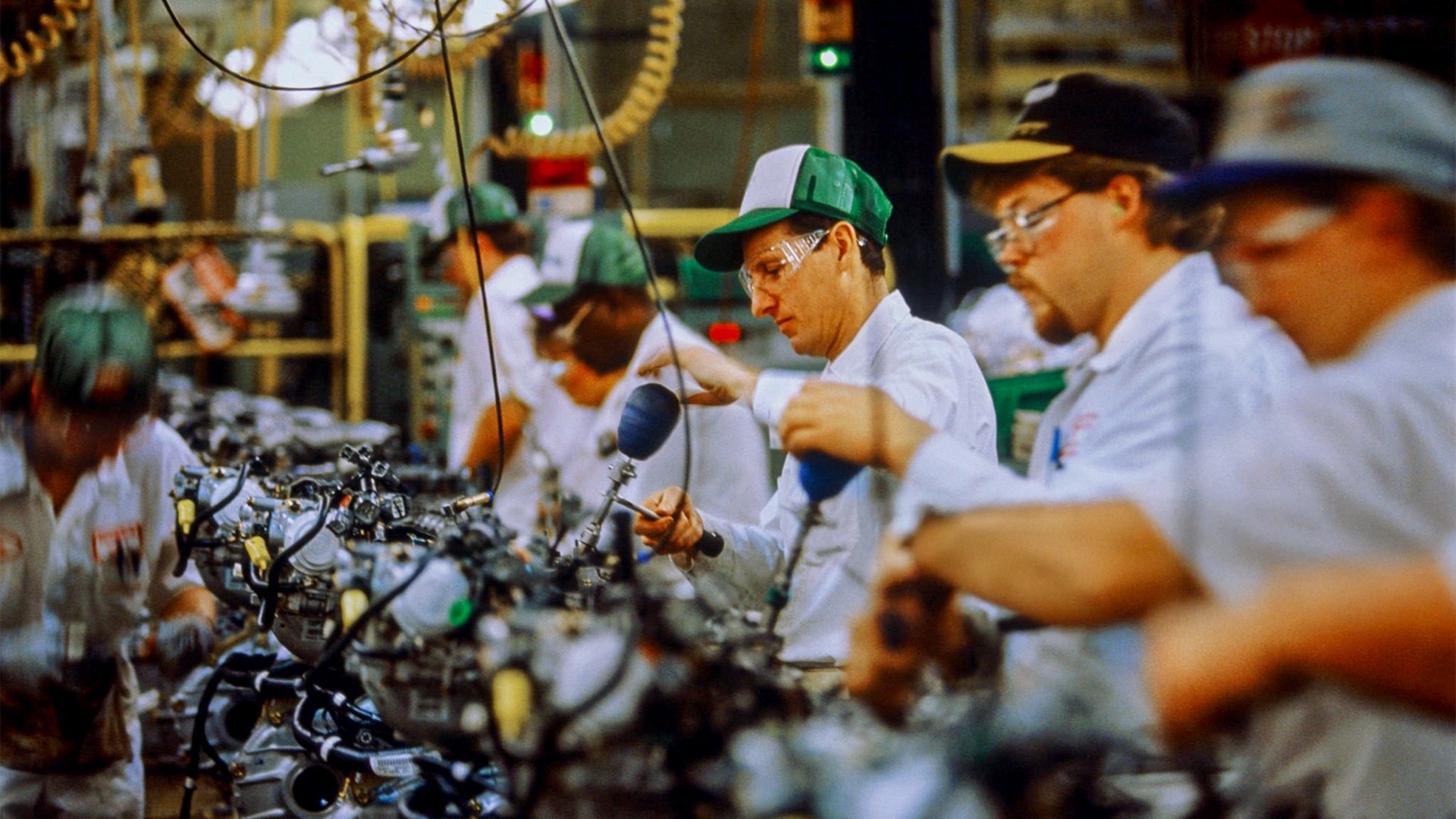 US Economy in Lower Gear: Manufacturing Gains Outpace Services Amid Stagnant Jobs