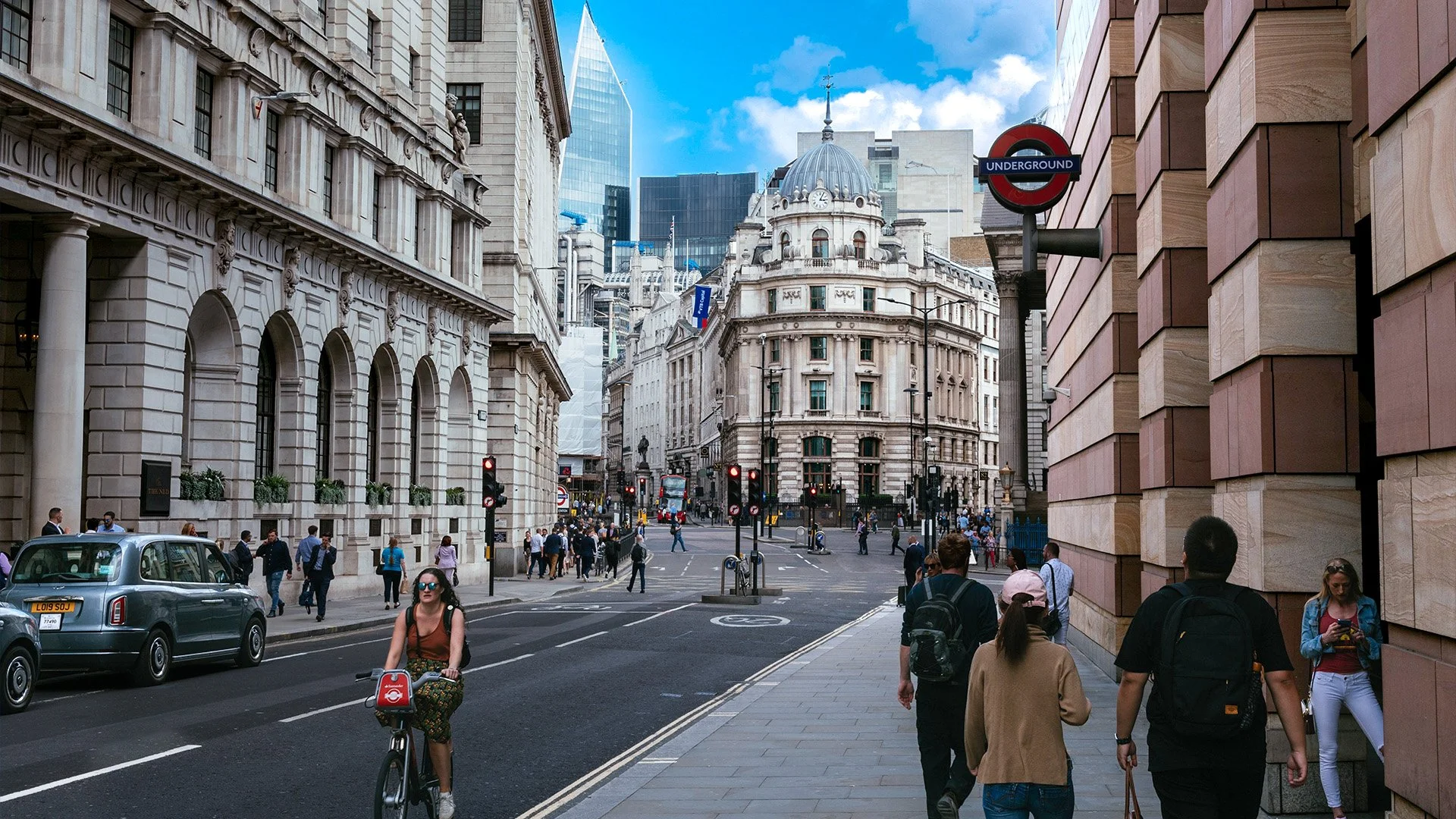 UK Growth Cools in September as Services Hold Steady but Manufacturing Falters