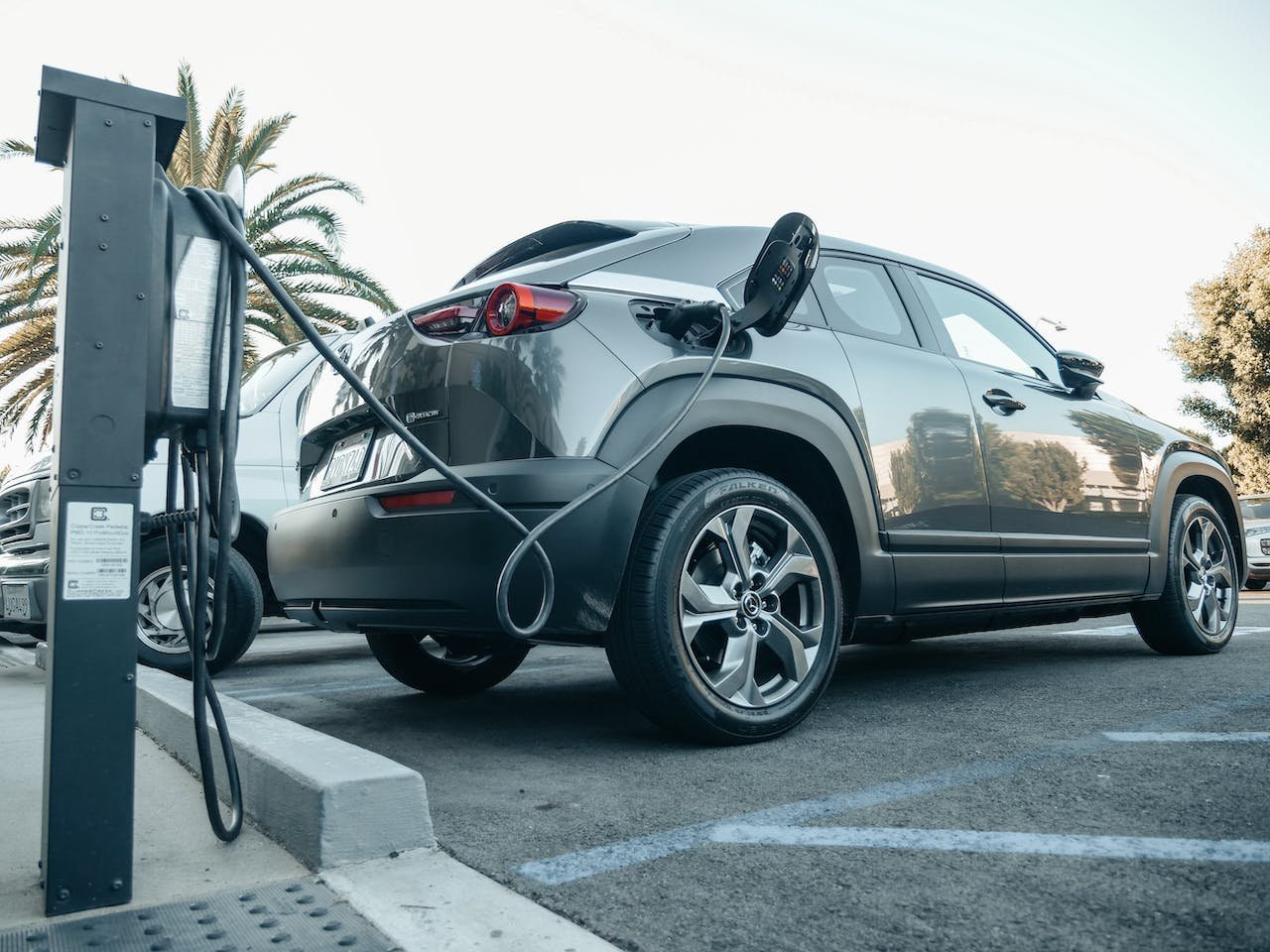 Electrify News: Why EV Charging Stations Suck (And What We Should Do About It)