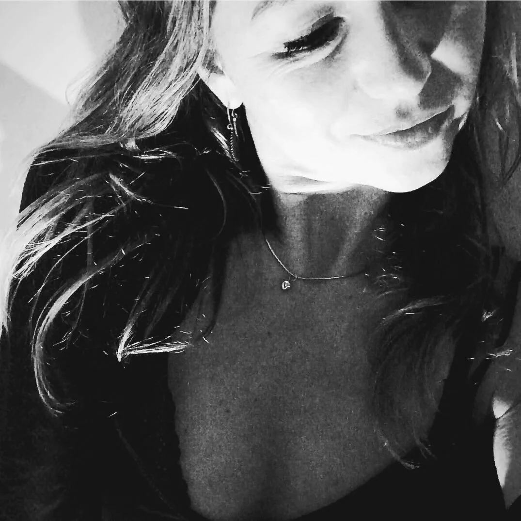 Ufff.... This feels soooo good
I'm playing and rolling with something for some weeks now:
Something to enhance your beautiful Fem life
And I'm coming closer and closer...
To bring it to you
To tell you...
That it will be
Juicy
Playful 
And... will