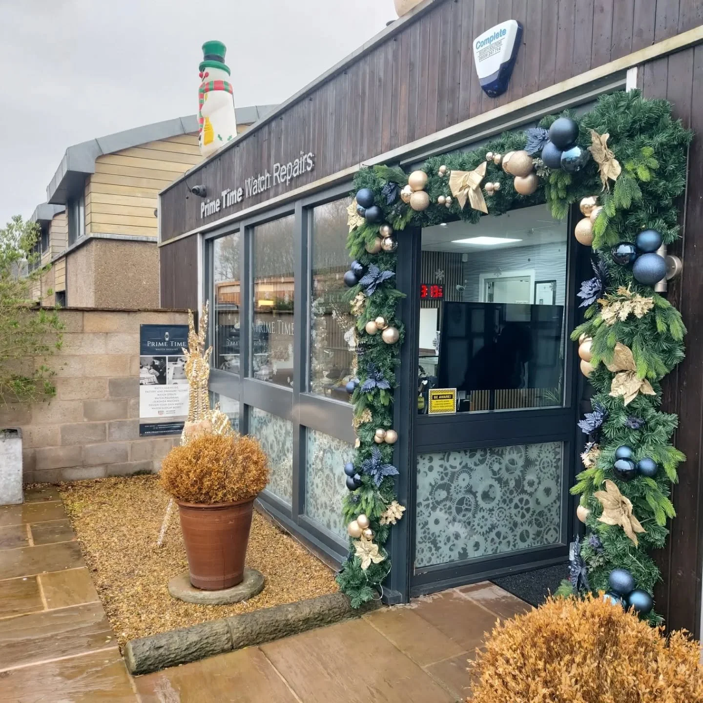 Thank you so much @caldwelljamesevents for the amazing work on our door wreath ready in time for the christmas event this Friday!! Blown away by how good it looks 💙

Xmas evening this Friday @lovecedarfarm all shops will be open late until 9pm! Musi