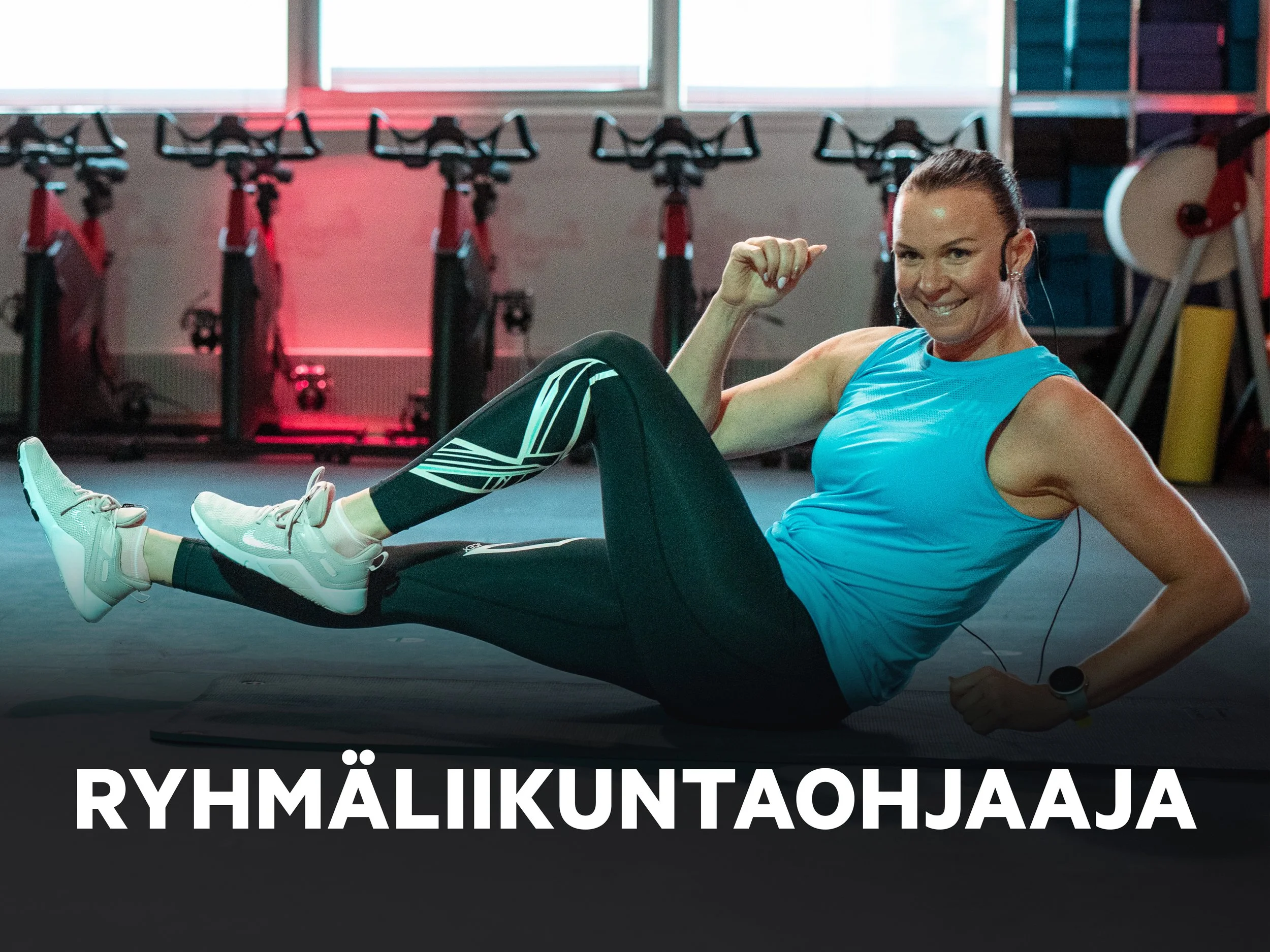 Ryhmää ohjaava henkilö kuntoilusalissa, taustalla kuntopyöriä. Teksti: Ryhmäliikuntaohjaaja.