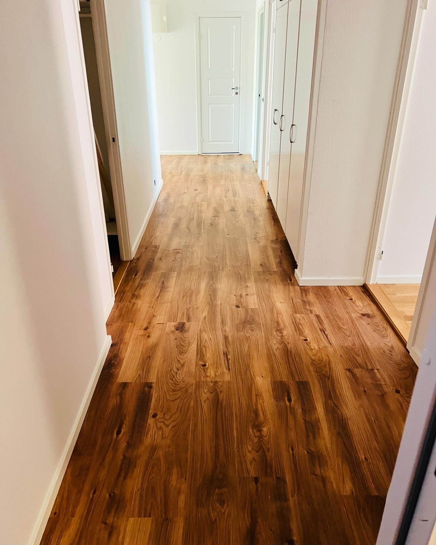 Vi har nyligen avslutat ett fantastiskt renoveringsprojekt i Malm&ouml;! H&auml;r har vi rivit bort den gamla mattan, slipat golvet, flytspacklat och lagt nytt golv samt installerat nya lister. Ta en titt p&aring; f&ouml;rvandlingen! #renovering #gol
