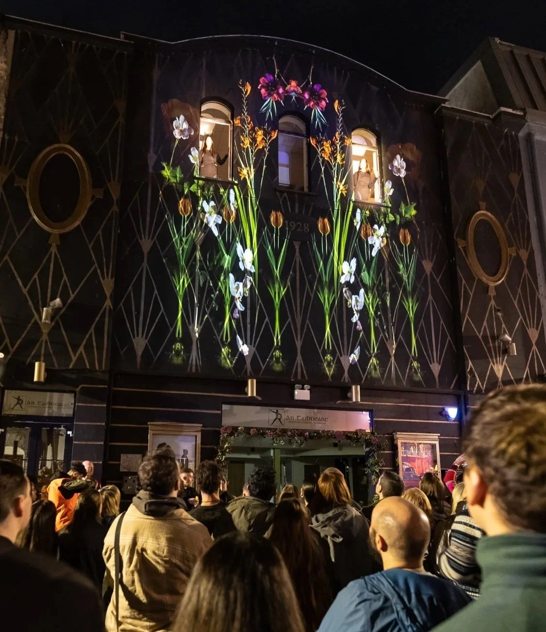 Deiseanna fostaíochta uathúla in amharclann náisiúnta na Gaeilge, An Taibhdhearc