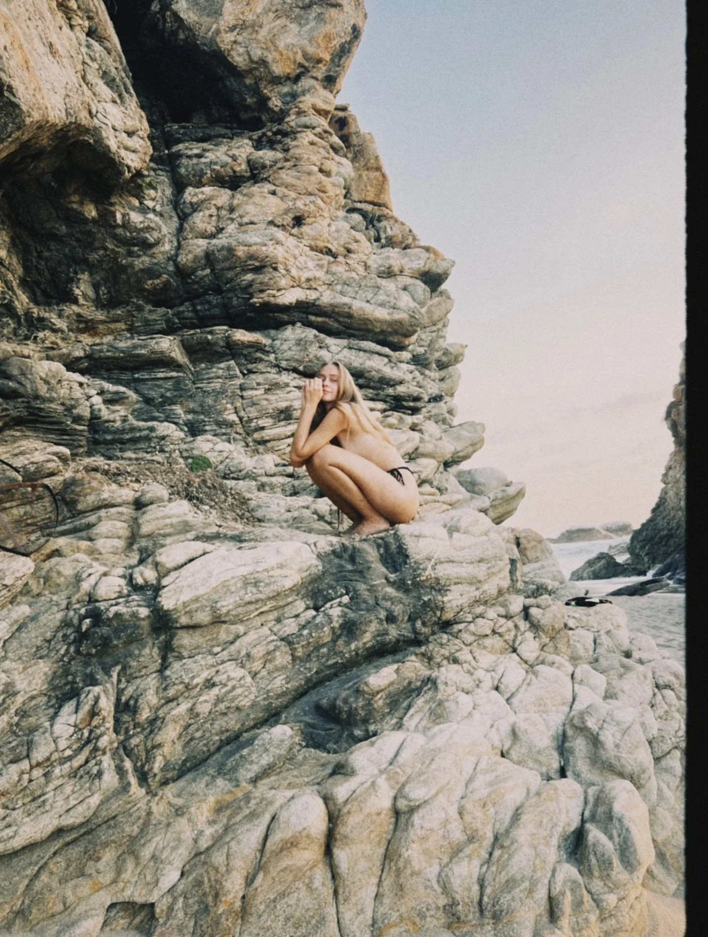 Kivil istus v&auml;ike konn, m&otilde;tles, kui hea siin on. Pole kiiret, pole jonni, vahest istun, olen konn.

#puertojafilm