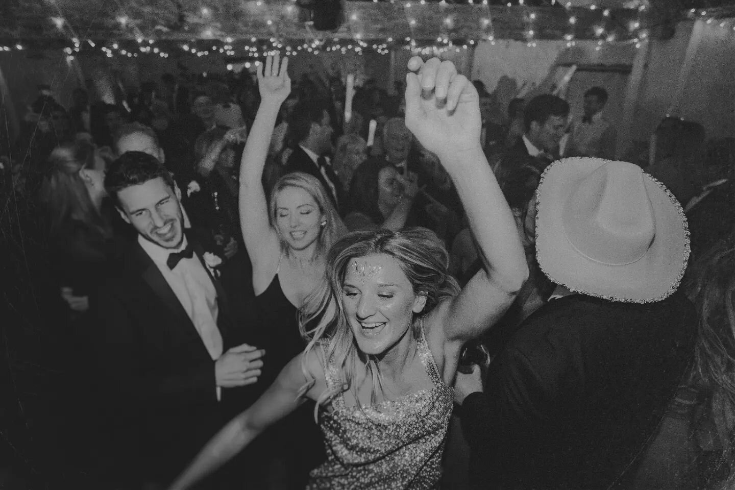 Hollywood Nights 🪩

Some serious partying going down here, made even more awesome with a gritty Black &amp; white look on the photography side of things. 

#bestweddingphotographer #party #weddingdancefloor #dance #people #bride #groom #photography 