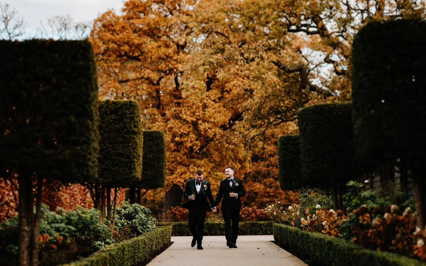 Merrydale Manor. What a day.
These two made it feel like a movie &mdash; big laughs, golden light, and all the little moments that actually matter.
Shot after shot, vibe after vibe&hellip; couldn&rsquo;t take my camera away.

@tinekefloral - Florist

