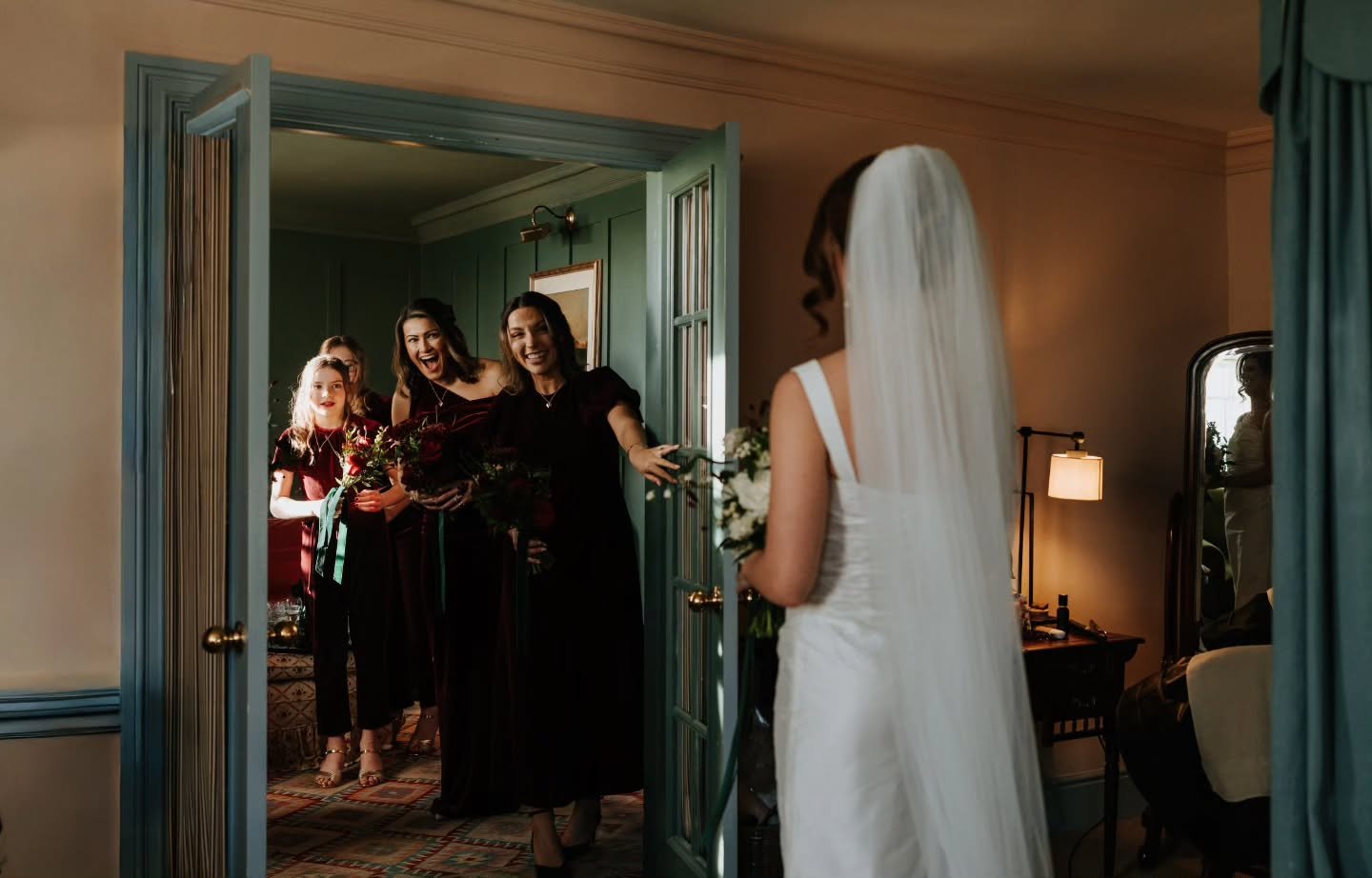 Hampton Court last weekend.
Winter light on stone walls, quiet moments in between.
No forced poses &mdash; just a day unfolding.
Exactly how it should be.

#HamptonCourtHouse #LondonWeddingVenue #LondonBride #LondonWedding #UKWeddingPhotographer

Sti