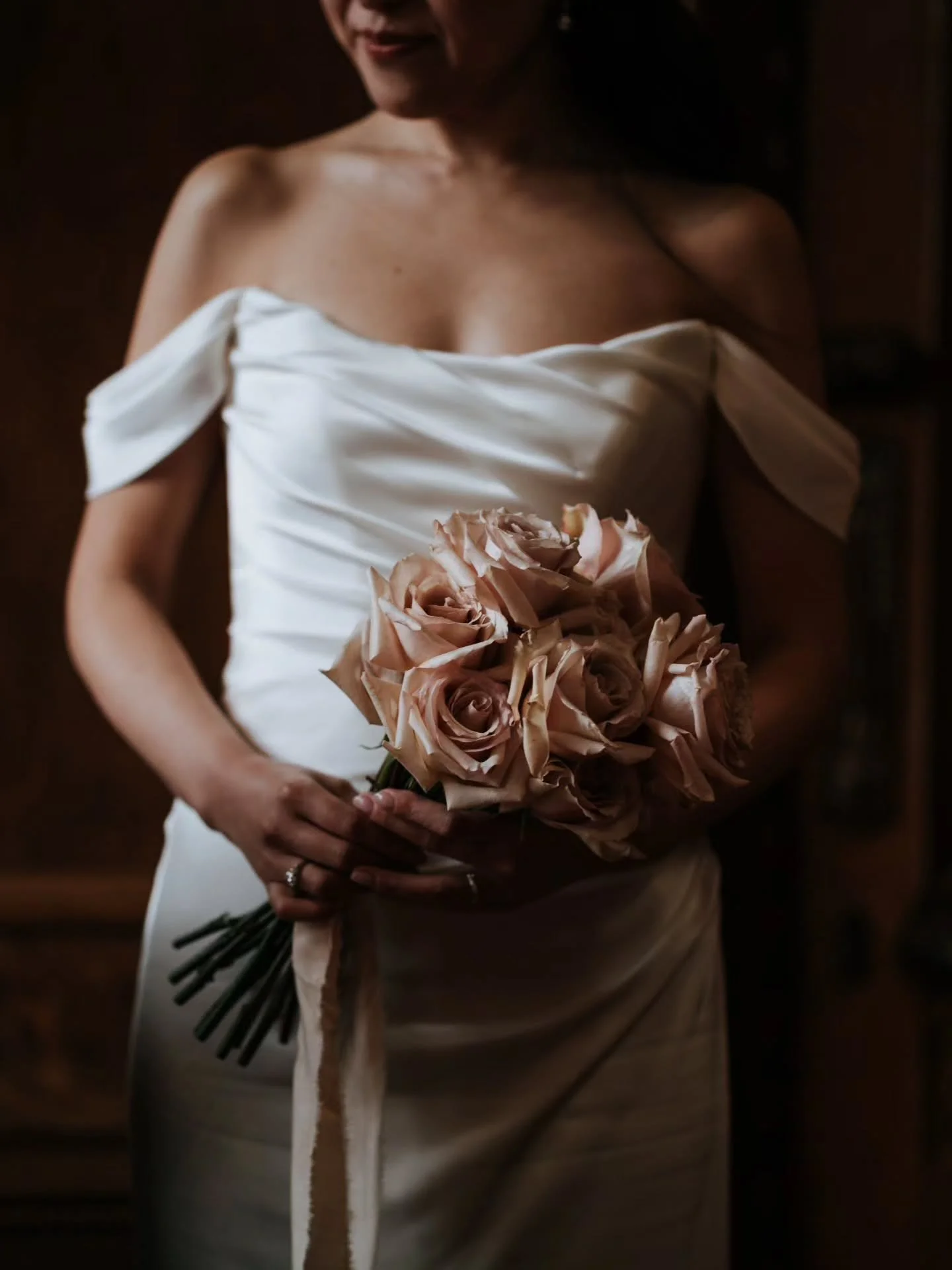 Back at Islington Town Hall today for this effortlessly cool, stylist-led wedding and honestly&hellip; this is my kind of day.

No cheesy poses.
No awkward standing around.
Just good people, unreal outfits and that proper London energy.

Islington al