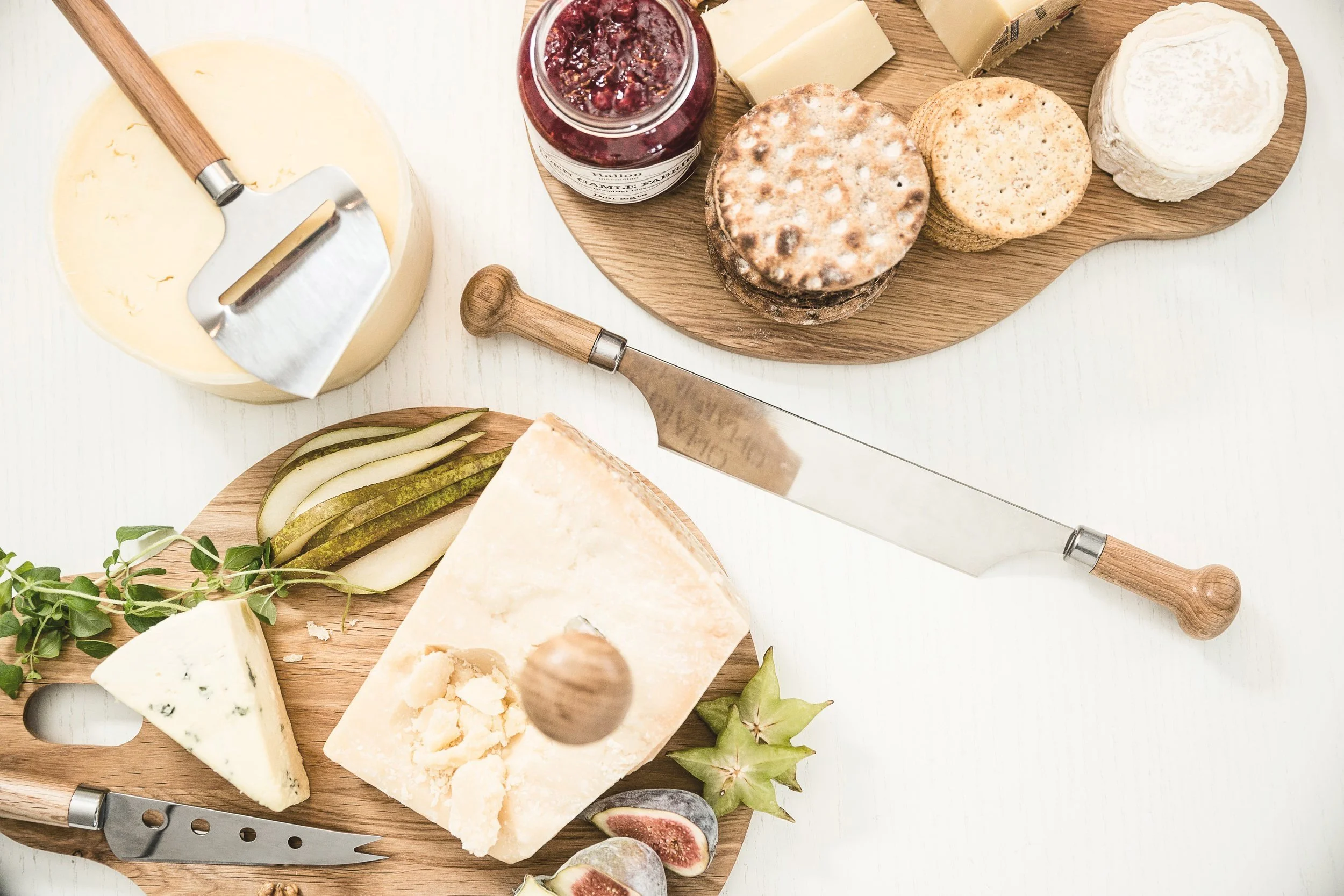 Anton_Bj%C3%B6rsing_Cheese_Knife_Oval_Oak_Sagaform-01.jpg