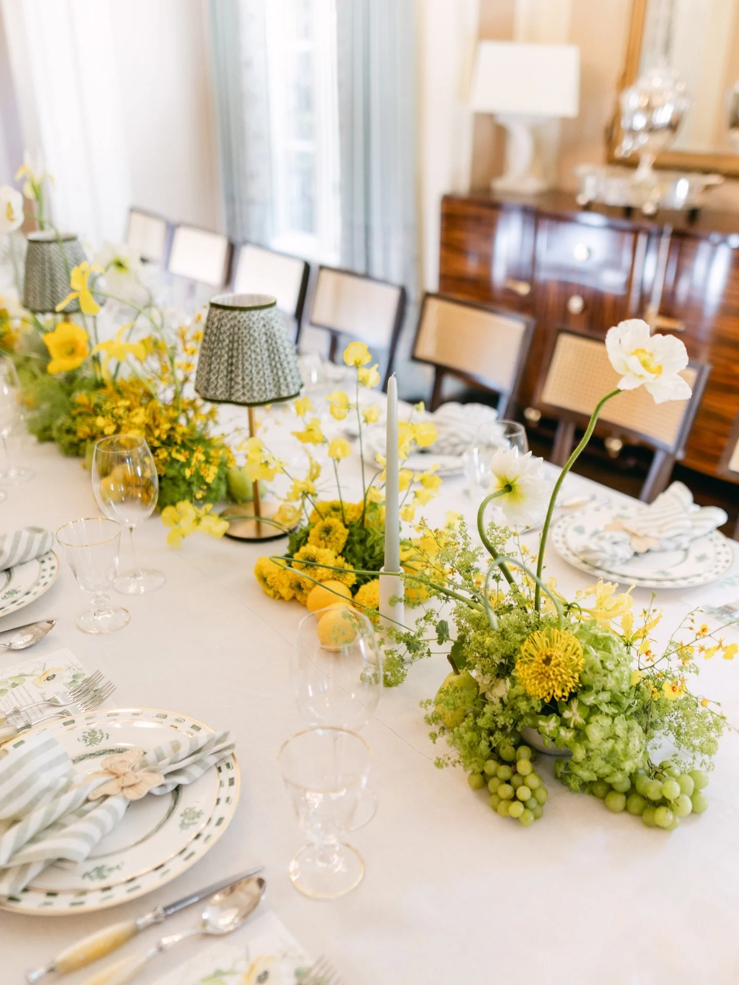 Detail shots from Lauren &amp; Brandon&rsquo;s intimate reception following their backyard ceremony.  This table was perfect. 🤍💛

Photography @515photoco 

@marianne_guizzetti