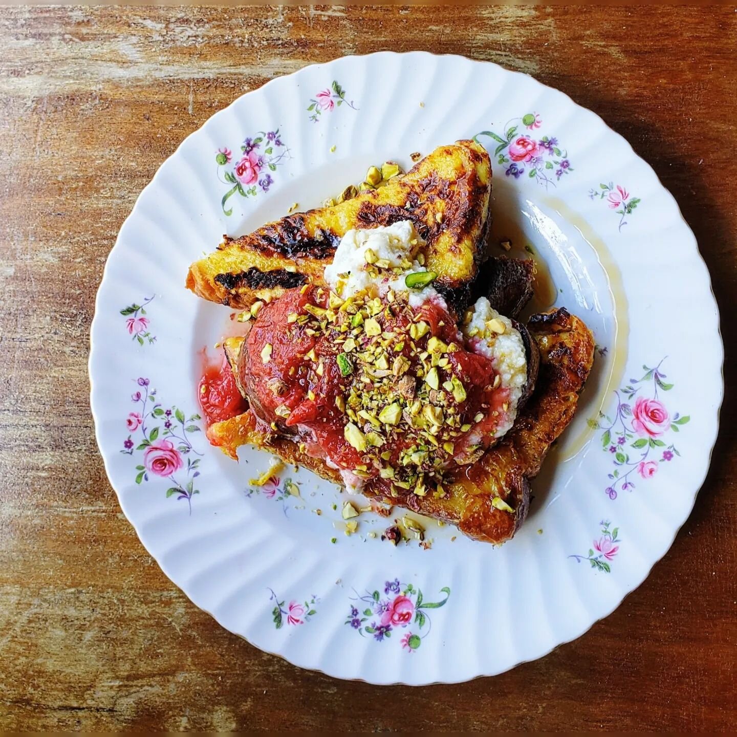 Have you tried our seasonal french toast?? Rhubarb &amp; strawberries compote, vanilla bean whipped ricotta with our housemade brioche! 😋
Brunch going on tomorrow - 10am to 3pm.
Make a reservation online :)
.
.
.
.
.
.
#brunchtoronto #roncesvalles #