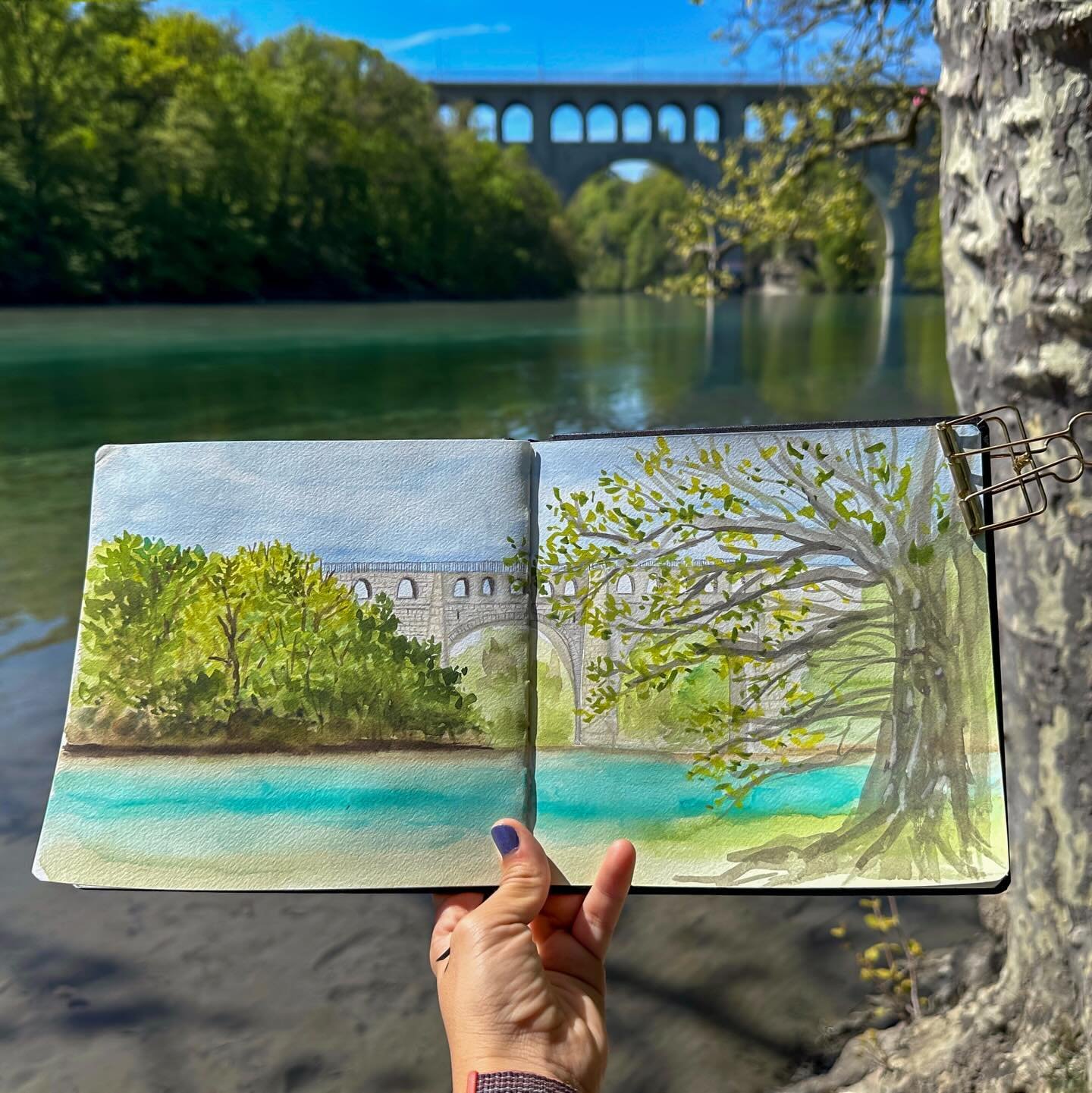 Can you believe this oasis of peace exists in the middle of a city like Geneva? 😍
Some closeups and more photos of our painting session in Geneva with @roxannes_sketchbook 💖 thank you so much for making me discover these awesome places ! 

#uskgene