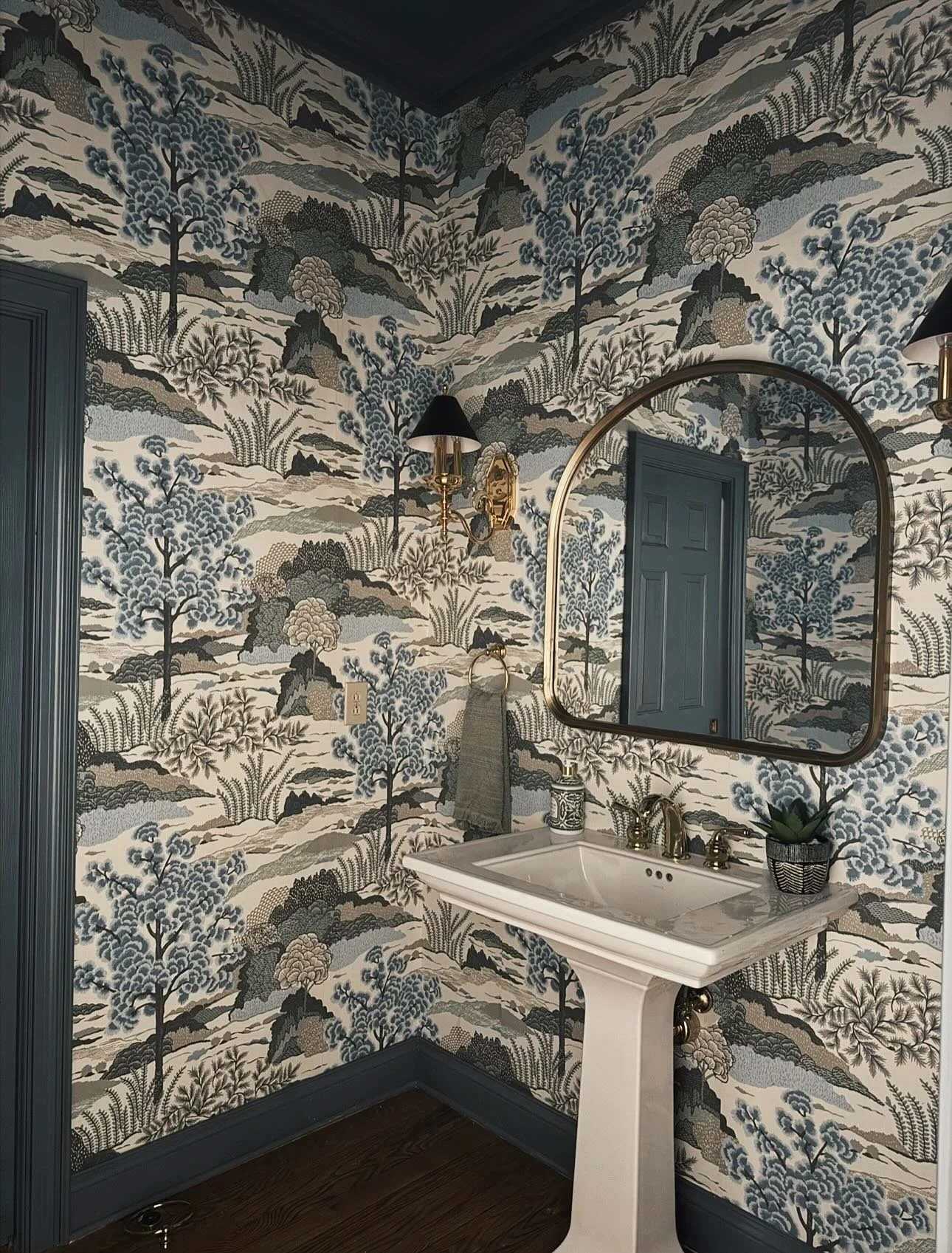 Powder rooms may be small, but they leave a big impression, so don&rsquo;t over look them👀! 
Fresh paint and updated wall coverings brought this space to life🪞✨