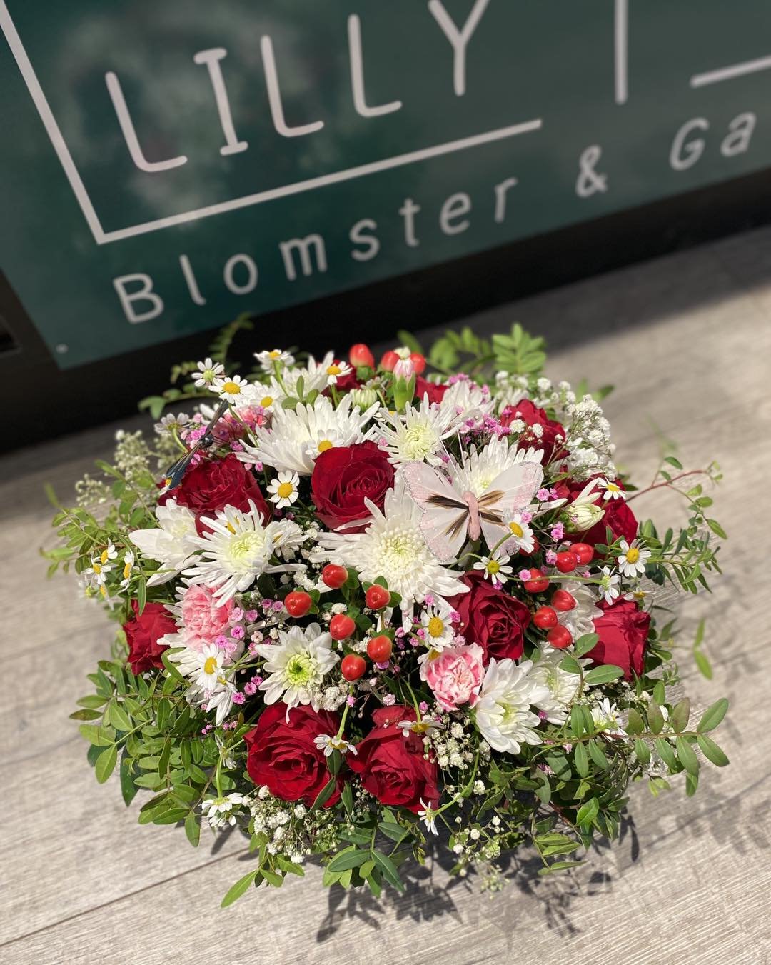 Gratulerer med dagen til alle konfirmantene !! 🇳🇴💖
- - 
Vi hjelper deg gjerne med blomster til alle anledninger 😊🫶🏻

🌸 Vi tar imot bestilling p&aring; Facebook,
🌐 : www.lillyblomster.no
💌 : post@lillyblomster.no 
📞 : 91 81 41 51
- Vi gj&osl