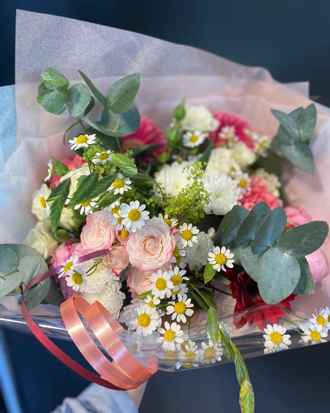 Gratulerer med dagen 😊💖

🌸 Vi tar imot bestilling p&aring; Facebook,
🌐 : www.lillyblomster.no
💌 : post@lillyblomster.no 
📞 : 91 81 41 51
- Vi gj&oslash;r hver dag spesiell 🌷
