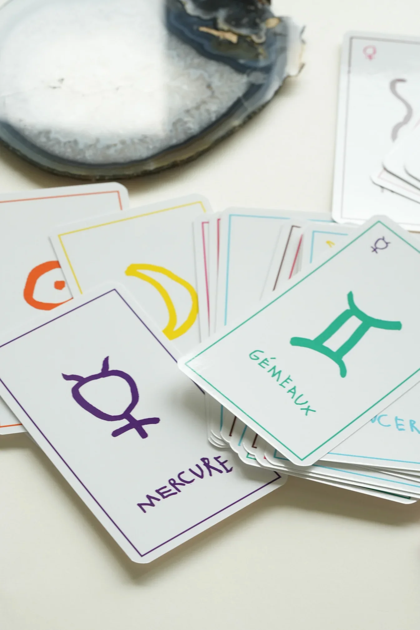 Le Jeu de Cartes Astrologiques "Charlie dans les étoiles"