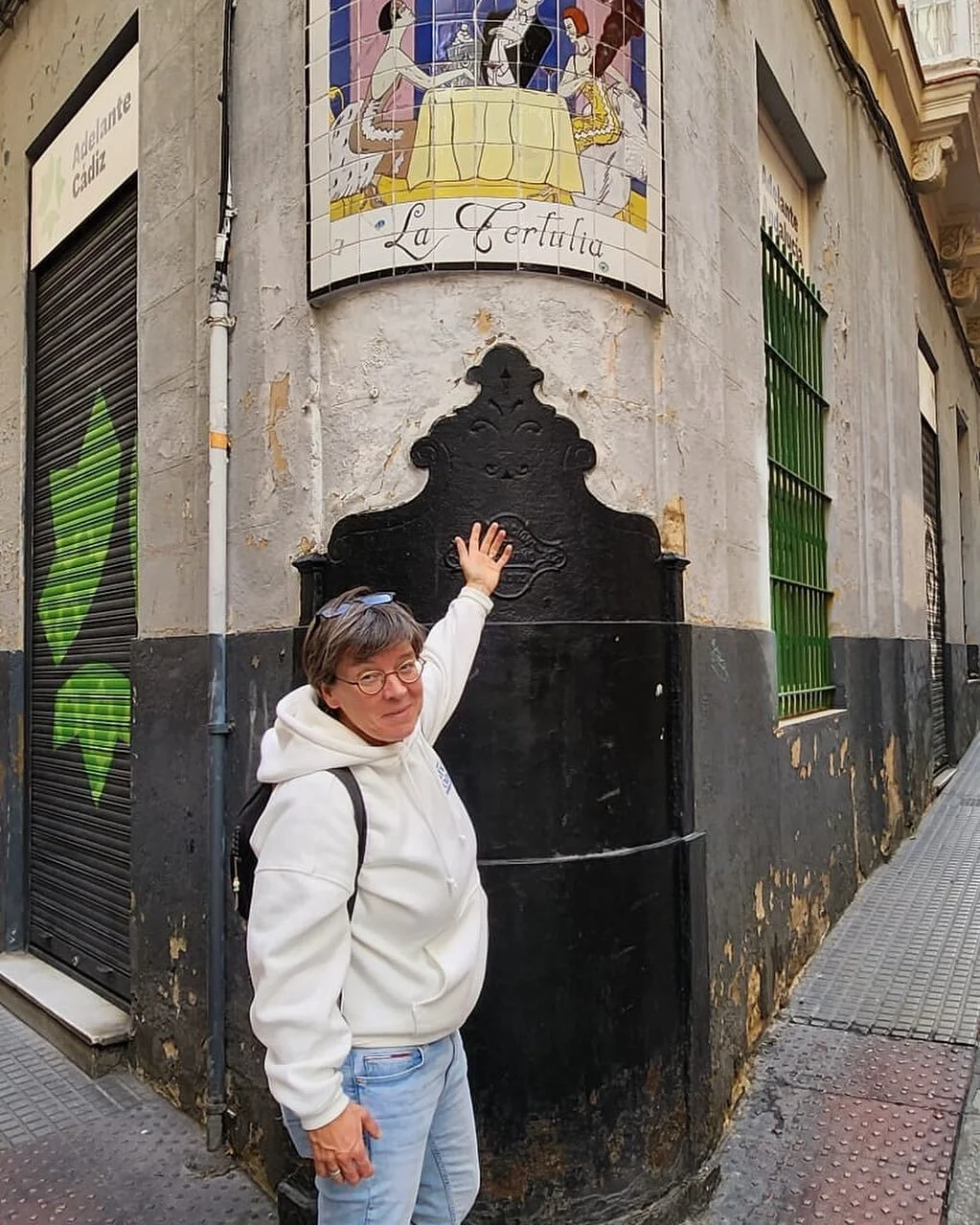 🌍✨ Vakantie post; deze prachtige gevel in Cádiz ontdekt.
Daar staat onze Joet graag even bij stil. Tertulia is een sociale bijeenkomst met een literaire of artistieke inslag, waar mensen informeel samenkomen om te praten over actuele zaken, k