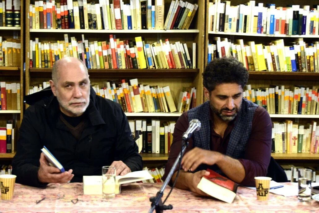 Juan Carlos Salvia in gesprek met schrijver; Guillermo Arriaga