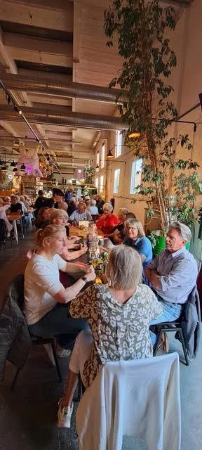 Aan tafel bij Tertulia.jpg