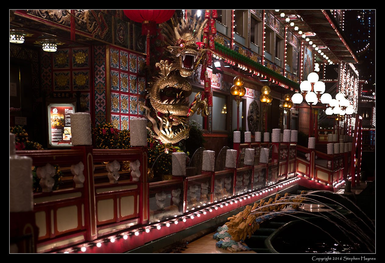 Aberdeen, Hong Kong Island --
Arriving for dinner at the Jumbo Floating Restaurant.