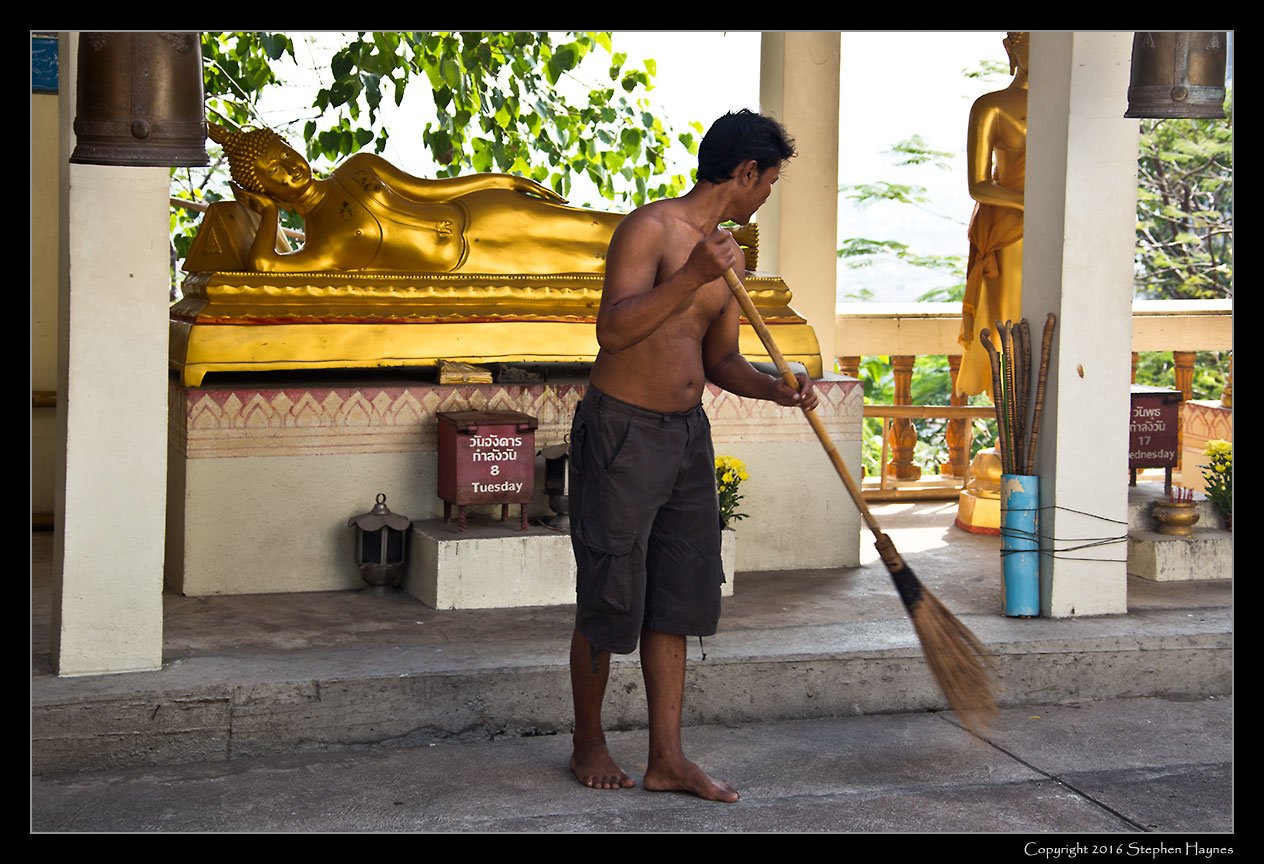 Pattaya Viewpoint, Thailand --
The reclining Buddha and the temple's caretaker. I separately saw him changing
people's money, presumably for donations.