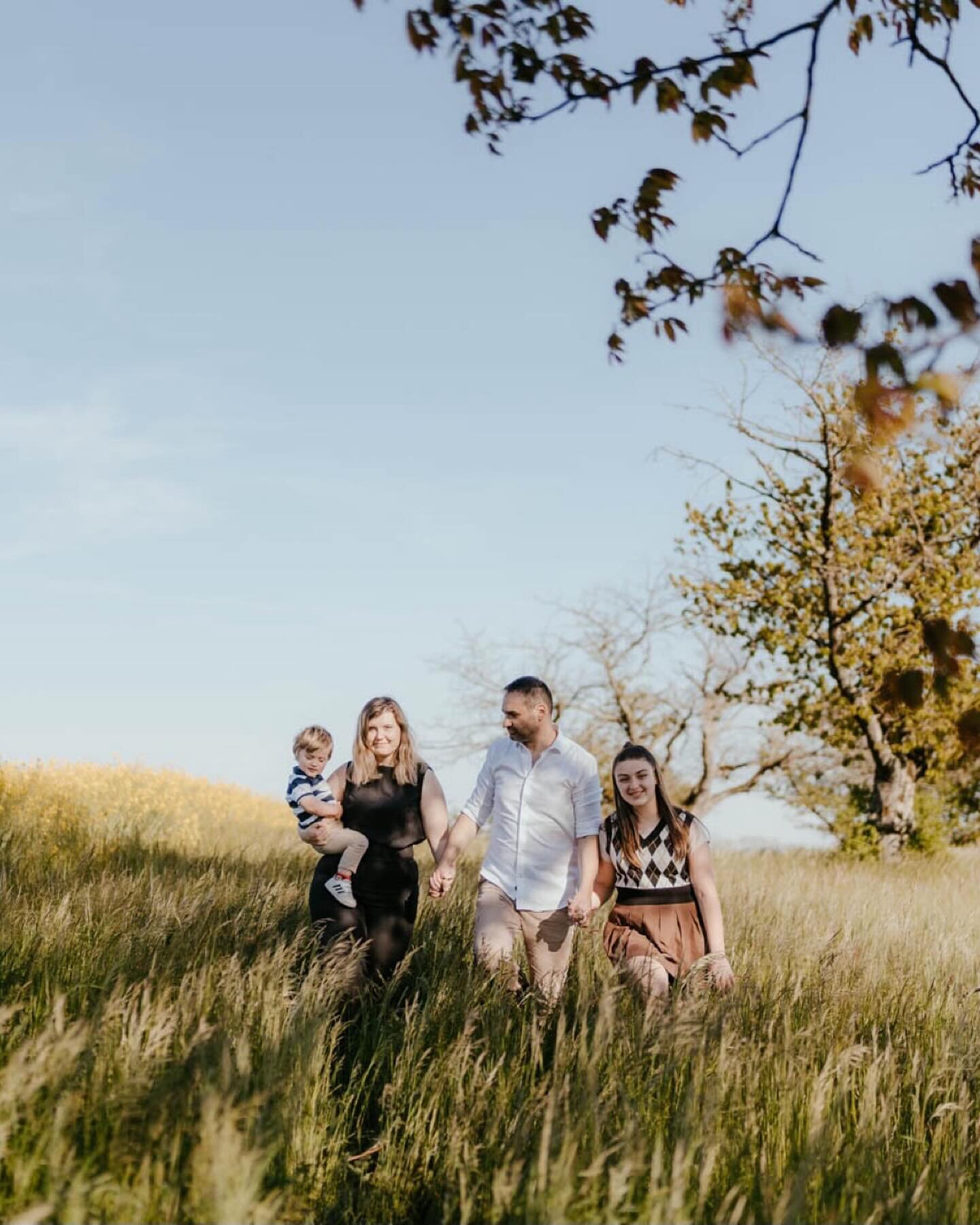 Dans les champs de colza 🌼

Souvenirs du printemps dernier avec cette belle famille que vous reconna&icirc;trez peut-&ecirc;tre. Maud &amp; Jean-Louis m&rsquo;ont emmen&eacute;e en Italie pour photographier  leur mariage au lac de C&ocirc;me. Quel p