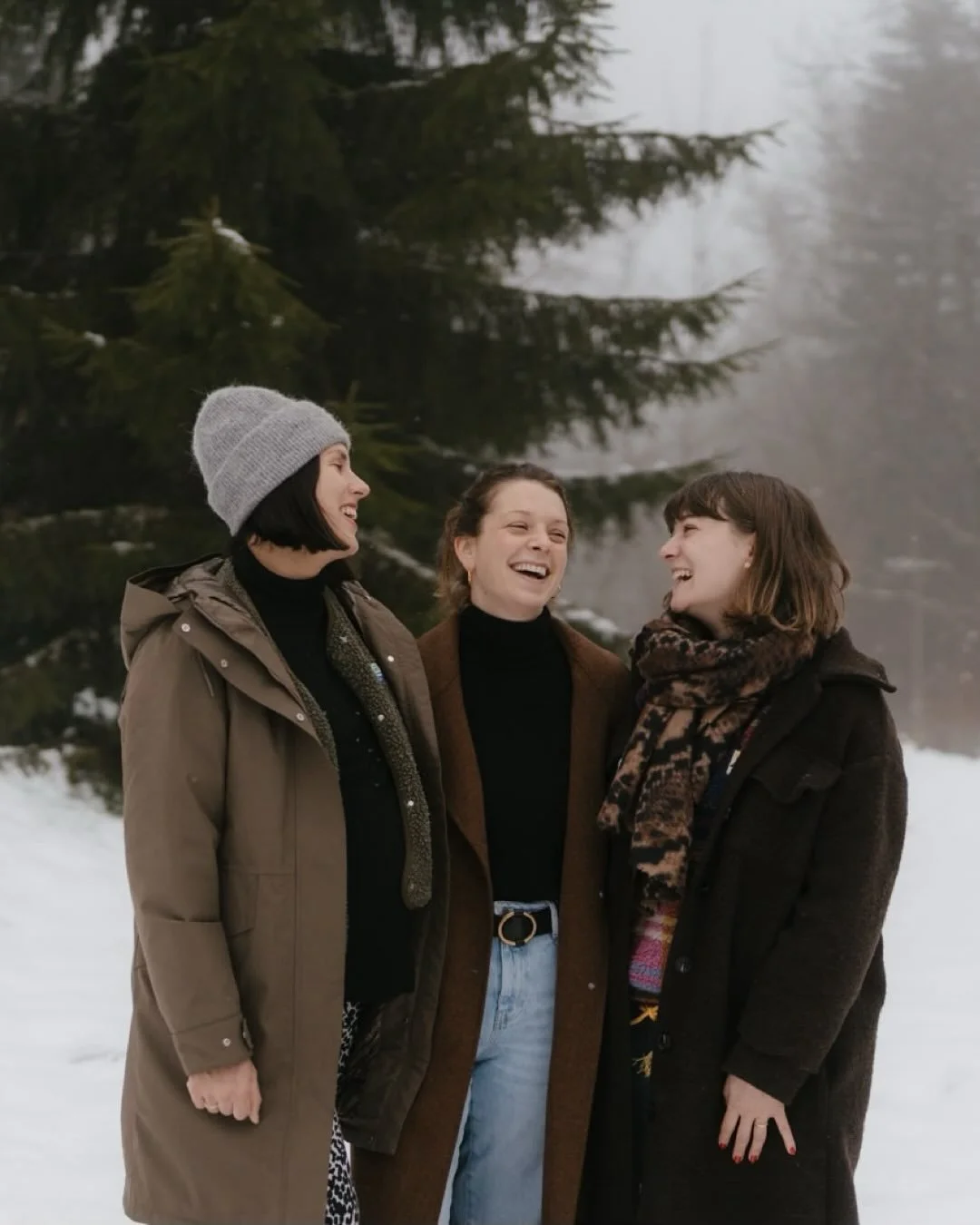 Une s&eacute;ance photo &agrave; la neige entre copains 🛷❄️

Il y a un an, j&rsquo;ai rejoint cette joyeuse bande d&rsquo;amies avec leurs familles qui se sont r&eacute;unis pour un week-end dans le Haut-Jura. En s&eacute;ance photo, on reste le plu