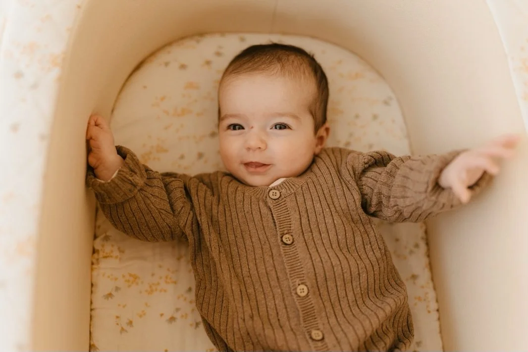 Les petits d&eacute;tails de b&eacute;b&eacute; &hearts;️

Pendant la s&eacute;ance, Camila s&rsquo;endort dans les bras et &agrave; peine pos&eacute;e de son couffin, elle se r&eacute;veille et nous sourit 😍 j&rsquo;en profite pour capturer ses pet