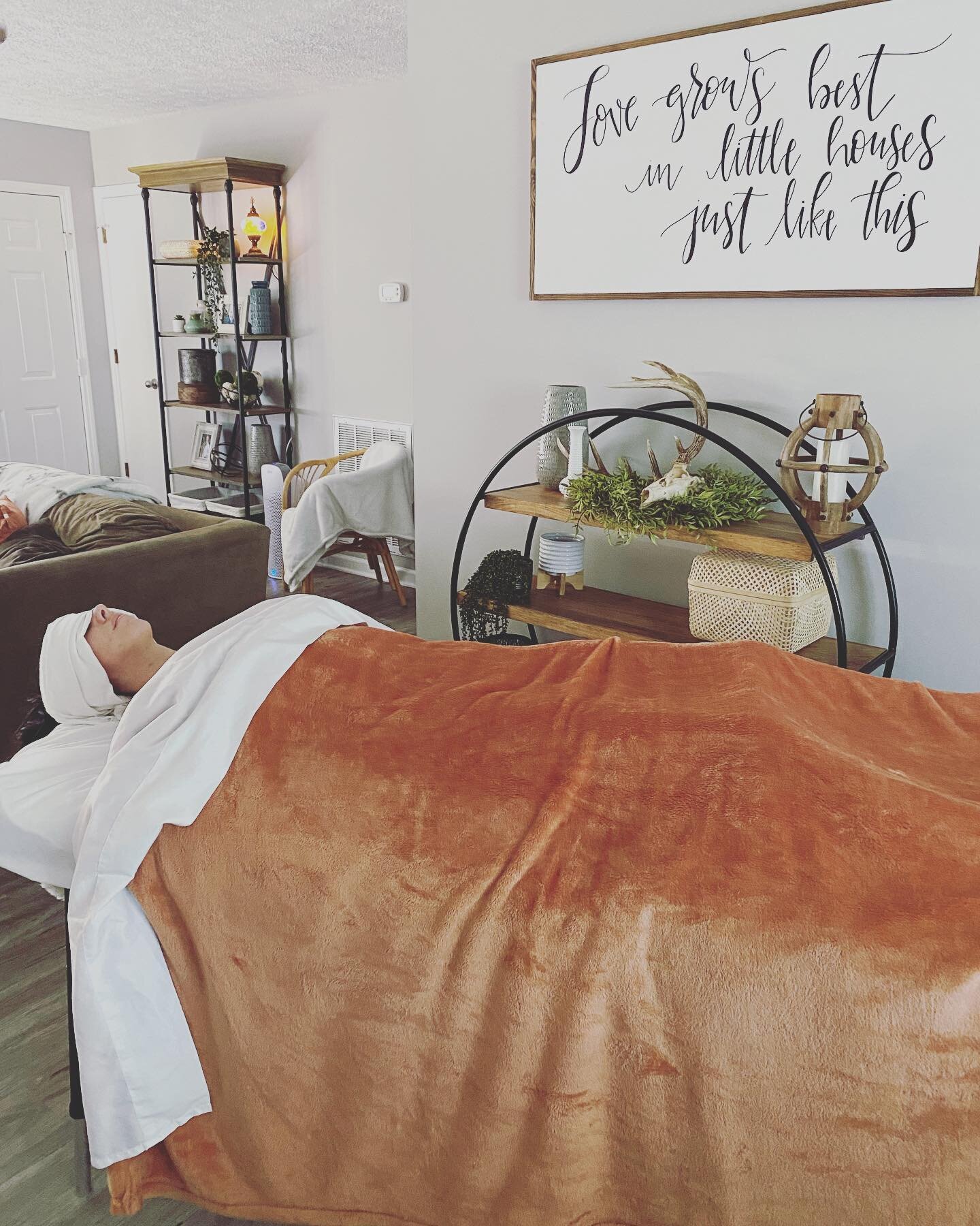 Saturday morning in home massage. Name a better way to start the weekend. 

#native #selfcare #nativemassagecompany #massage #mobilemassage  #wellness #massagewellness #nashvillemassage #local #nashvillebachelorette #musiccity
#bachparty #nashbash #t