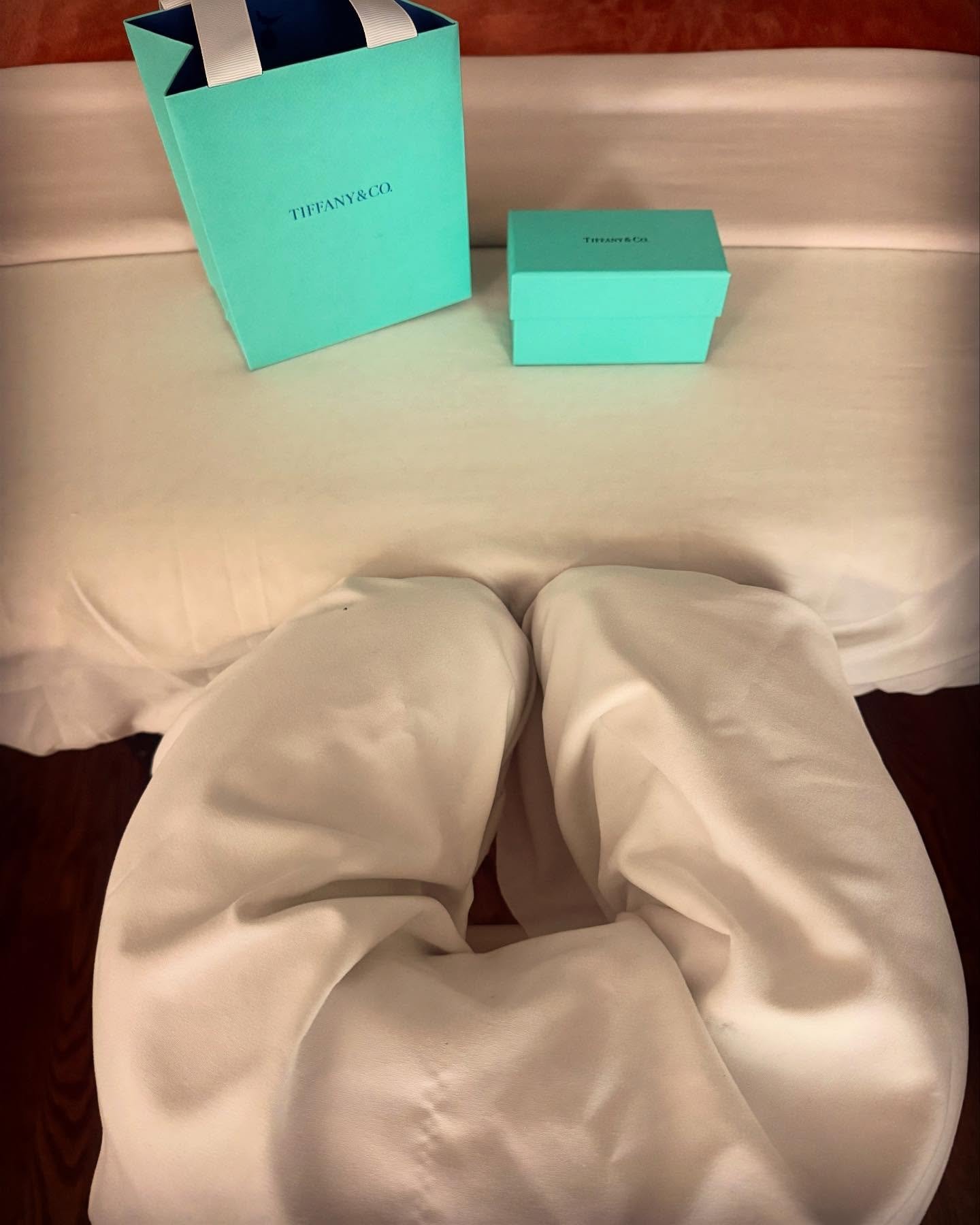 The ultimate birthday surprise! An in-home massage with a side of @tiffanyandco 

#native #selfcare #nativemassagecompany #massage #mobilemassage  #wellness #massagewellness #nashvillemassage #local #musiccity #selfcareisntselfish 
#tiffanyandco #hap