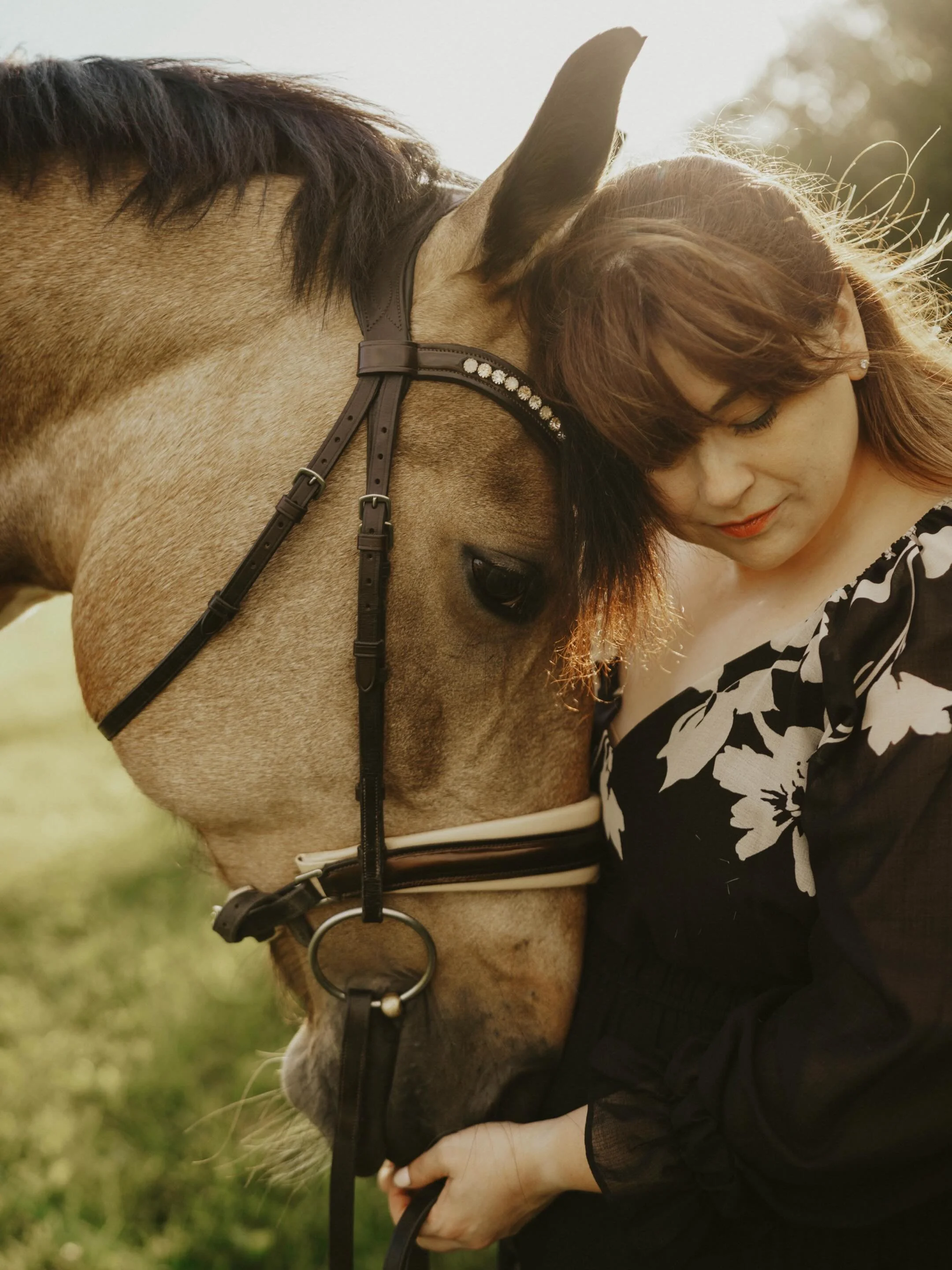 Back where I want to be 🥰 loved capturing the gentle bond between Hilary and her sweet mare, Cindy.  Equine portraits | Equine photography | New Jersey Equine Photographer