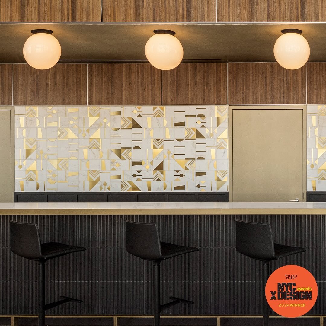 Cheers to The Little Flower bar at LaGuardia&rsquo;s Atrium Business and Conference Center, awarded @nycxdesign @interiordesignmag NYC&rsquo;s Shining Moment!

Backsplash by @magnificentmarble, counters by @krion_porcelanosa_grupo, metal paint by @sc