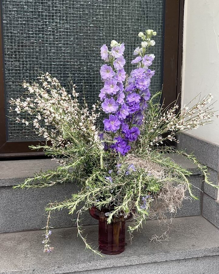 🧞🐉

#studioothervase #floraldesign #wildrosemary #rosemarybouquet #flowerarrangement #purplebouquet