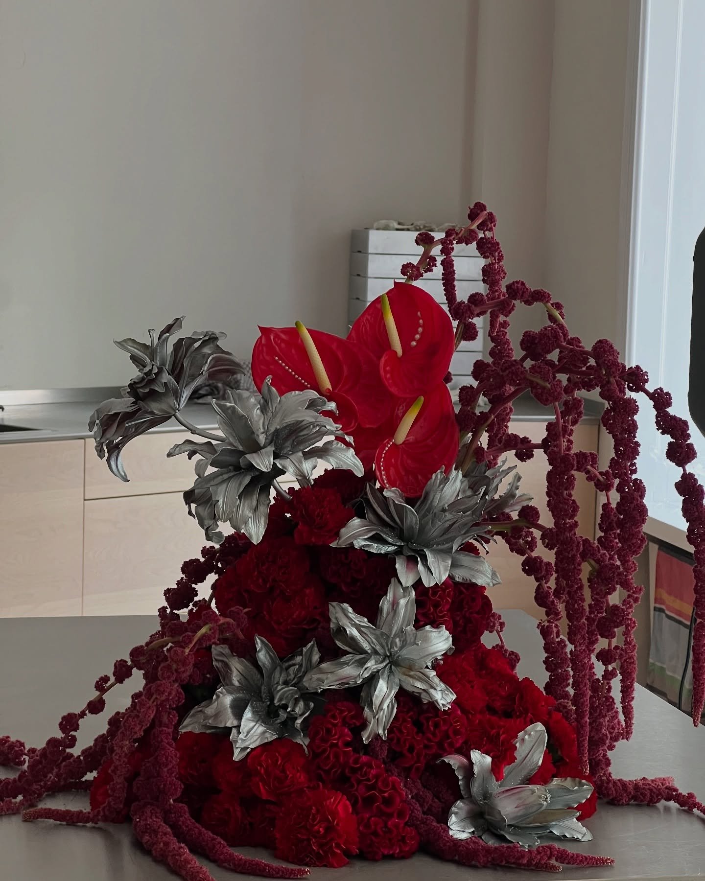 🛸💄 for @caiacosmetics 
at @forkk.studio by @larasosna 

#studioothervase #floraldesign #floralstyling #caiacosmetics