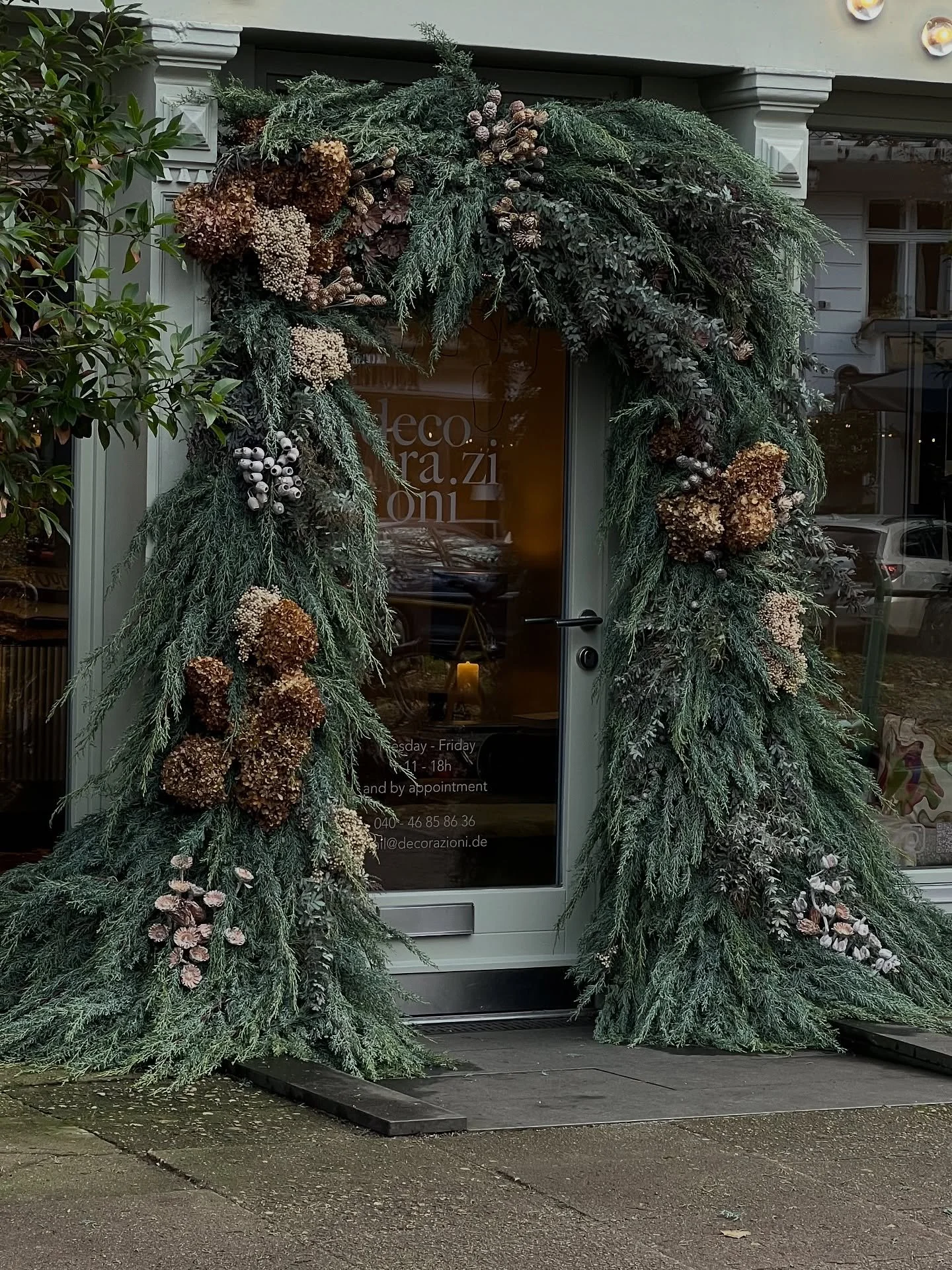 festive cypress installation for @decorazioni_interior 
🌲🌲🌲