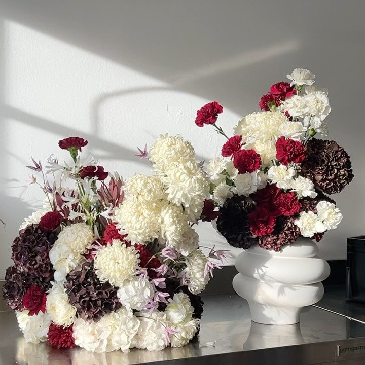 12/2025 festive projects
1. @officialbyredo 🍒☁️
2. wreath for @by_aylinkoenig store
3. curly rosemary for @vitra at @kvadrattextiles 
4. green mess for @oatly 
5. kale! 
6. festive flowers at @polene_paris 
7. seasonal store install for @decorazioni