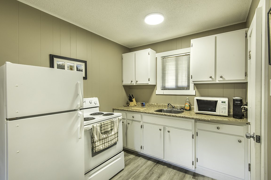 LoneStar_Rm11_Kitchen1.jpg